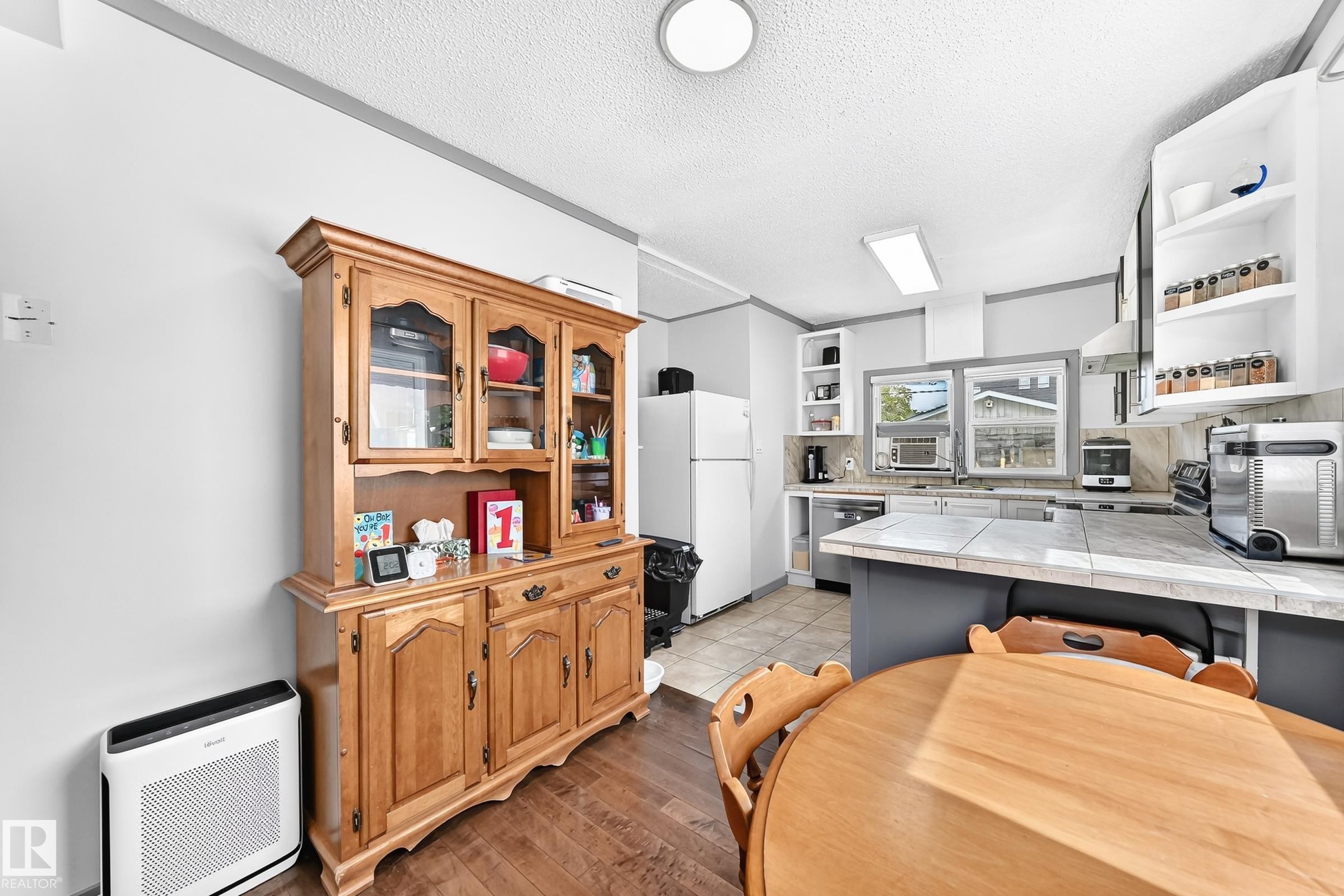 12253 94 Street Nw, Edmonton, AB - Indoor
