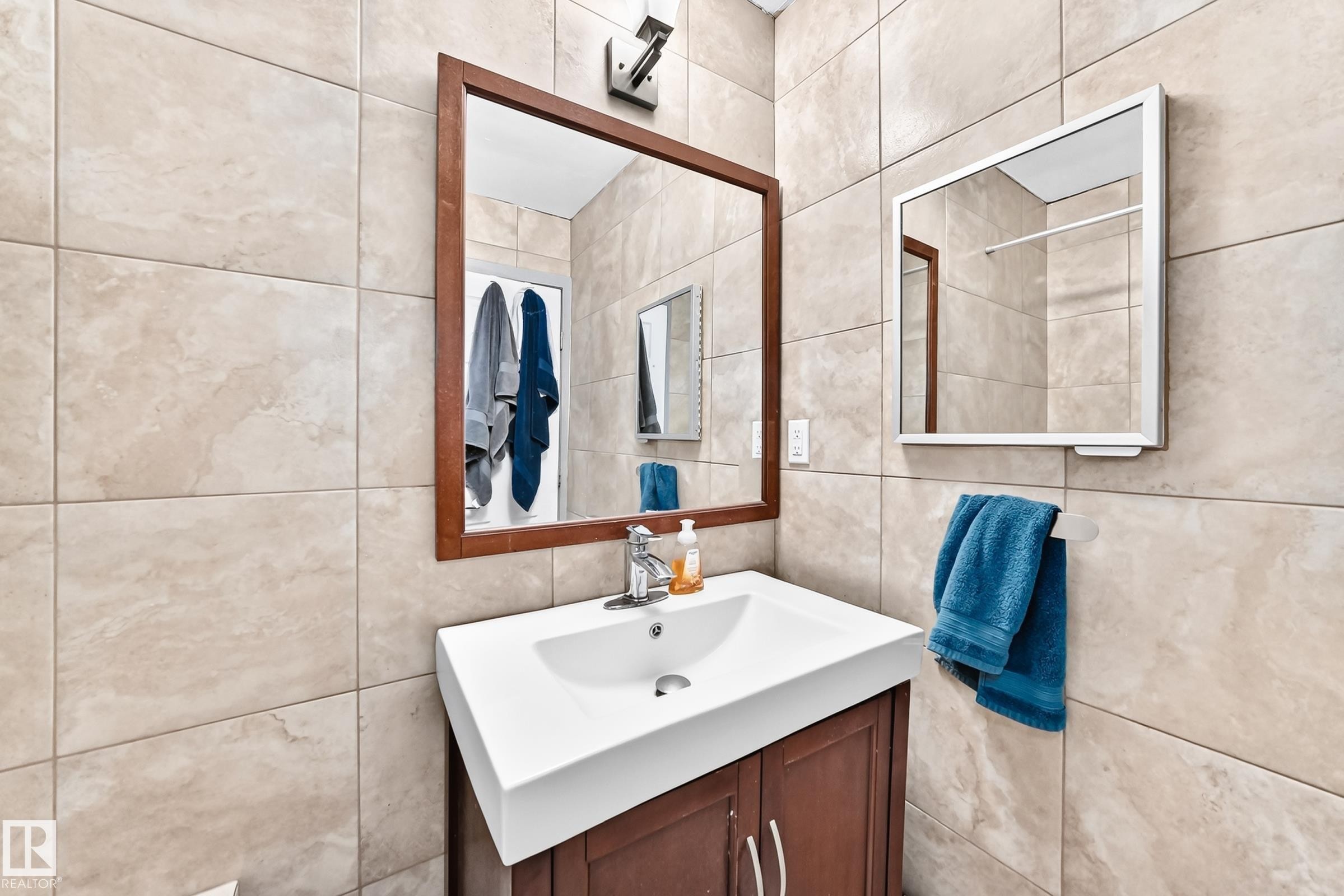 12253 94 Street Nw, Edmonton, AB - Indoor Photo Showing Bathroom