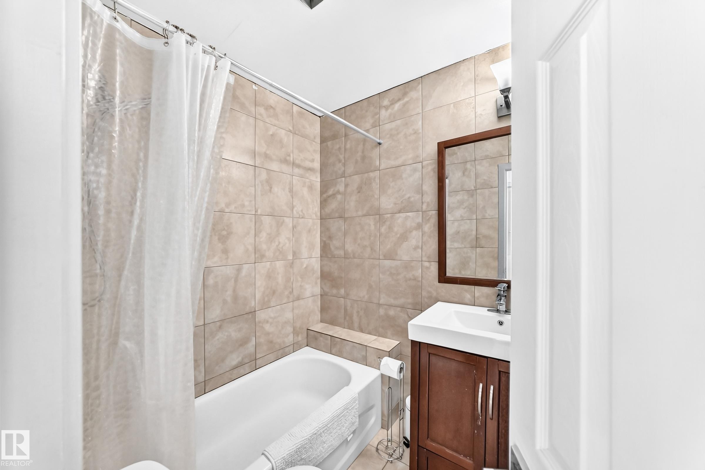 12253 94 Street Nw, Edmonton, AB - Indoor Photo Showing Bathroom