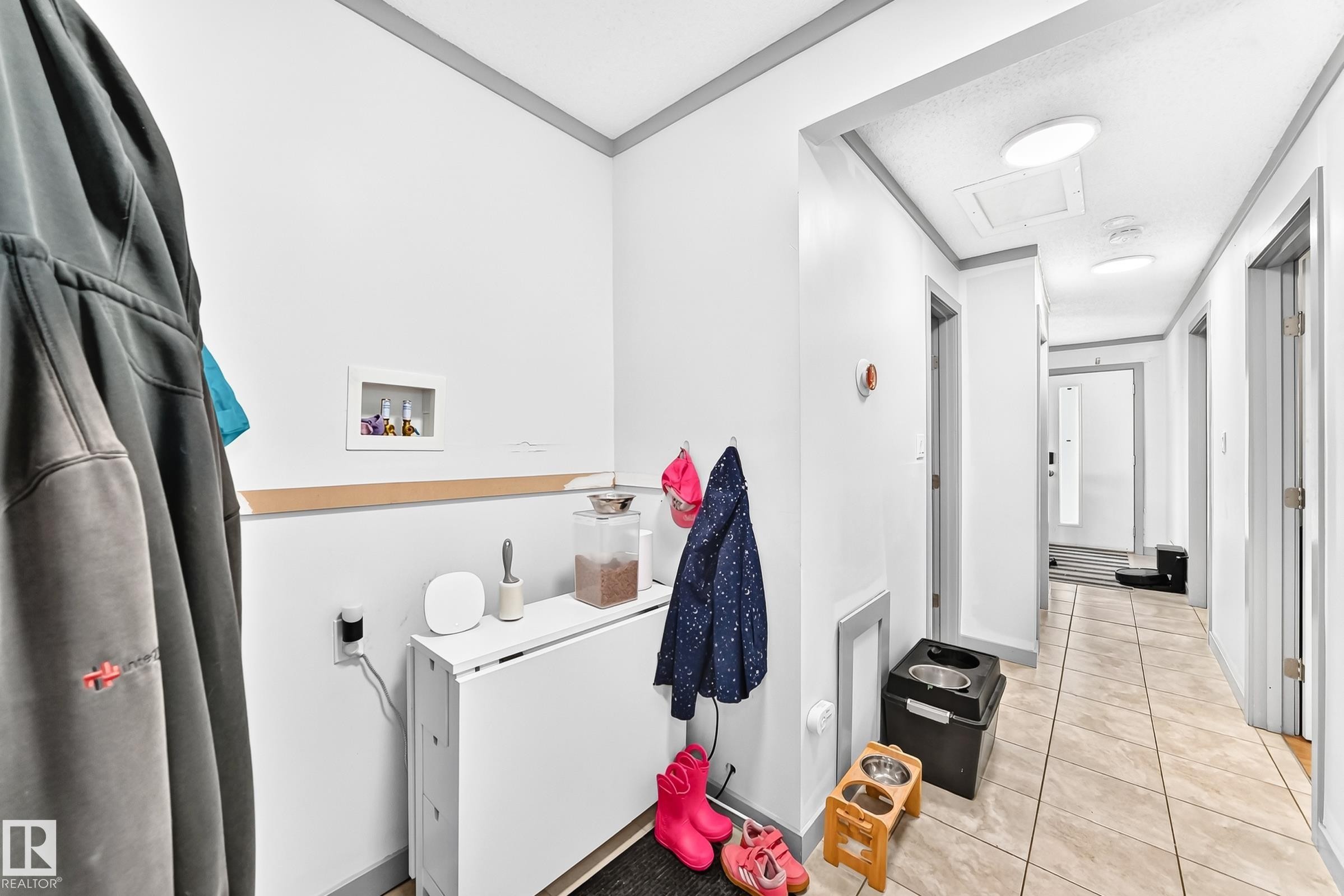 12253 94 Street Nw, Edmonton, AB - Indoor Photo Showing Other Room