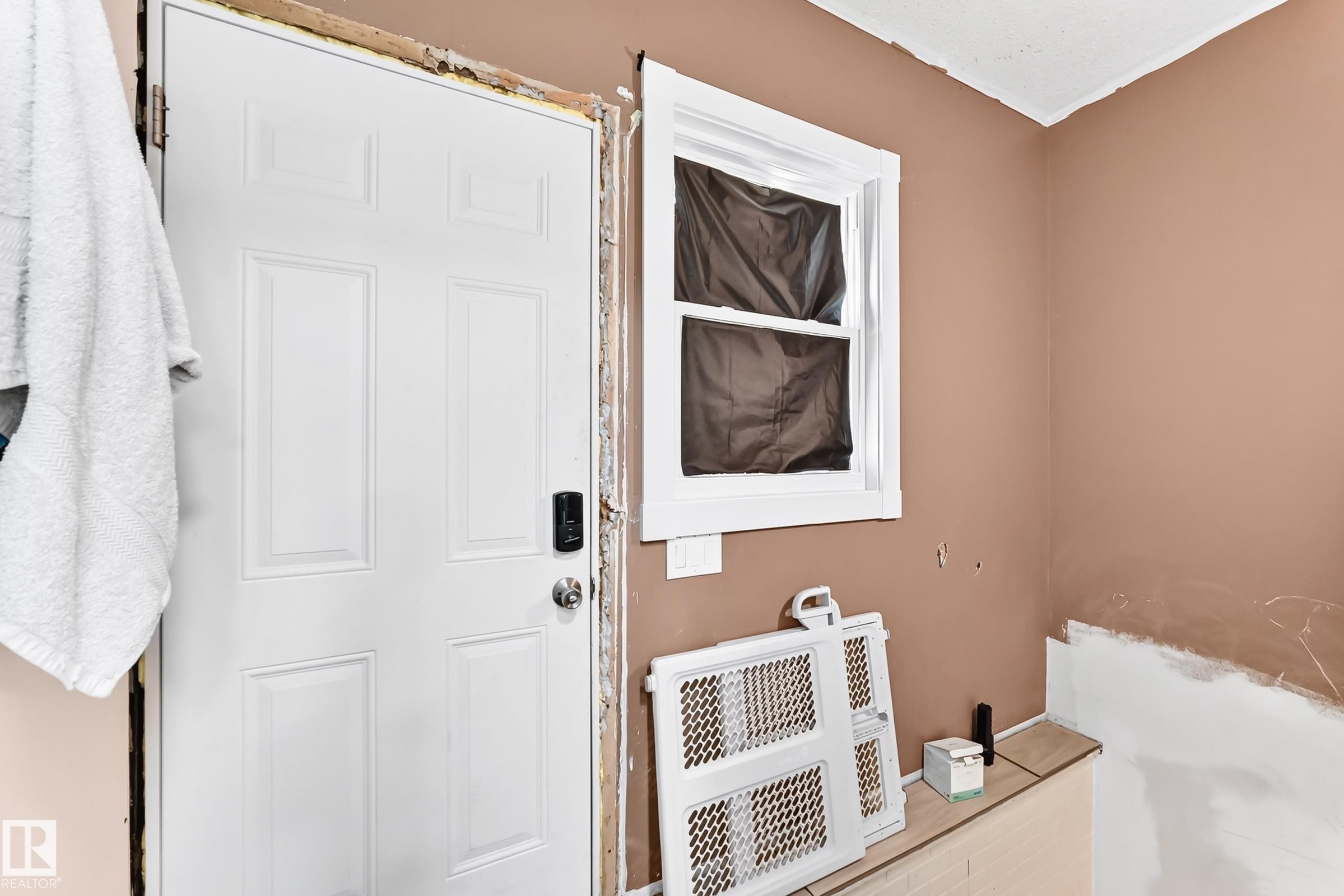 12253 94 Street Nw, Edmonton, AB - Indoor Photo Showing Other Room