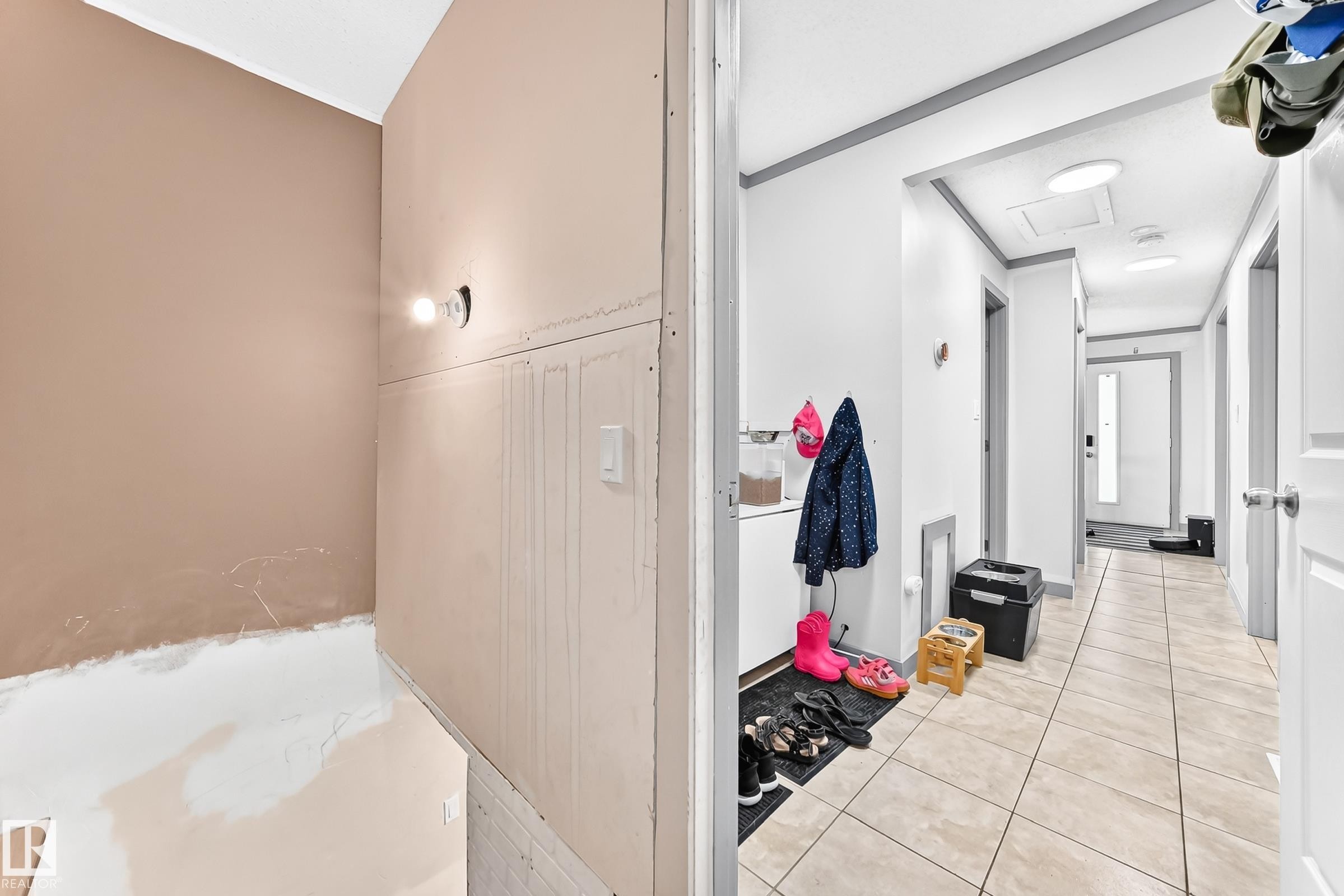 12253 94 Street Nw, Edmonton, AB - Indoor Photo Showing Other Room