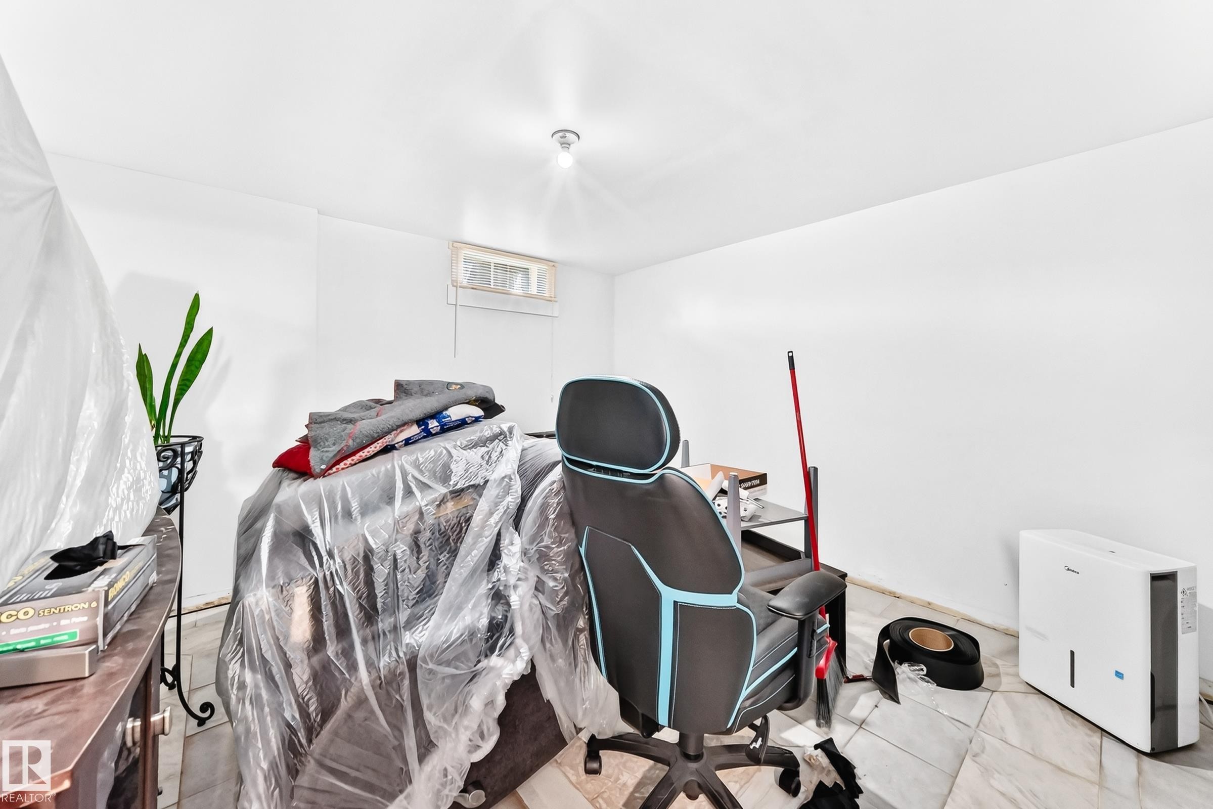 12253 94 Street Nw, Edmonton, AB - Indoor