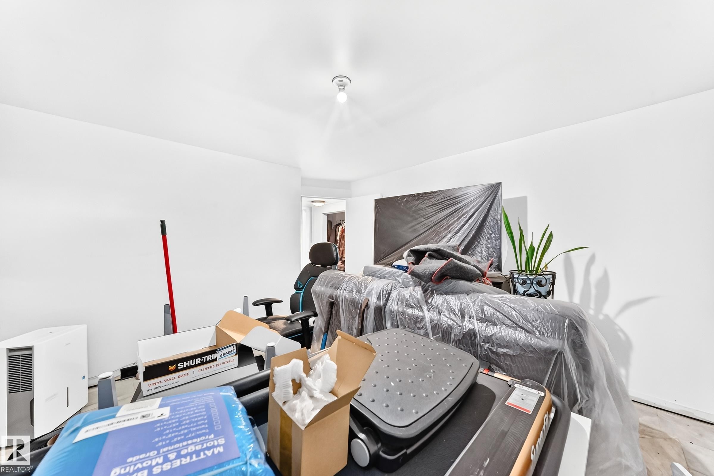 12253 94 Street Nw, Edmonton, AB - Indoor Photo Showing Bedroom