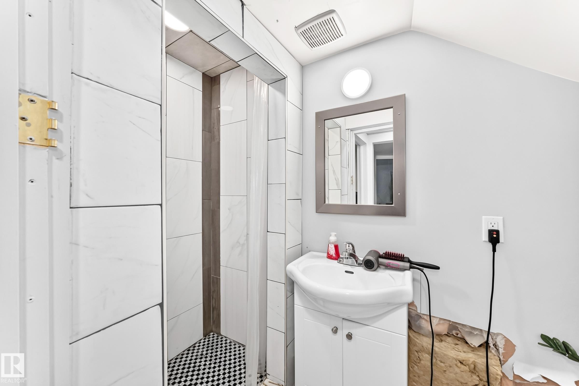 12253 94 Street Nw, Edmonton, AB - Indoor Photo Showing Bathroom
