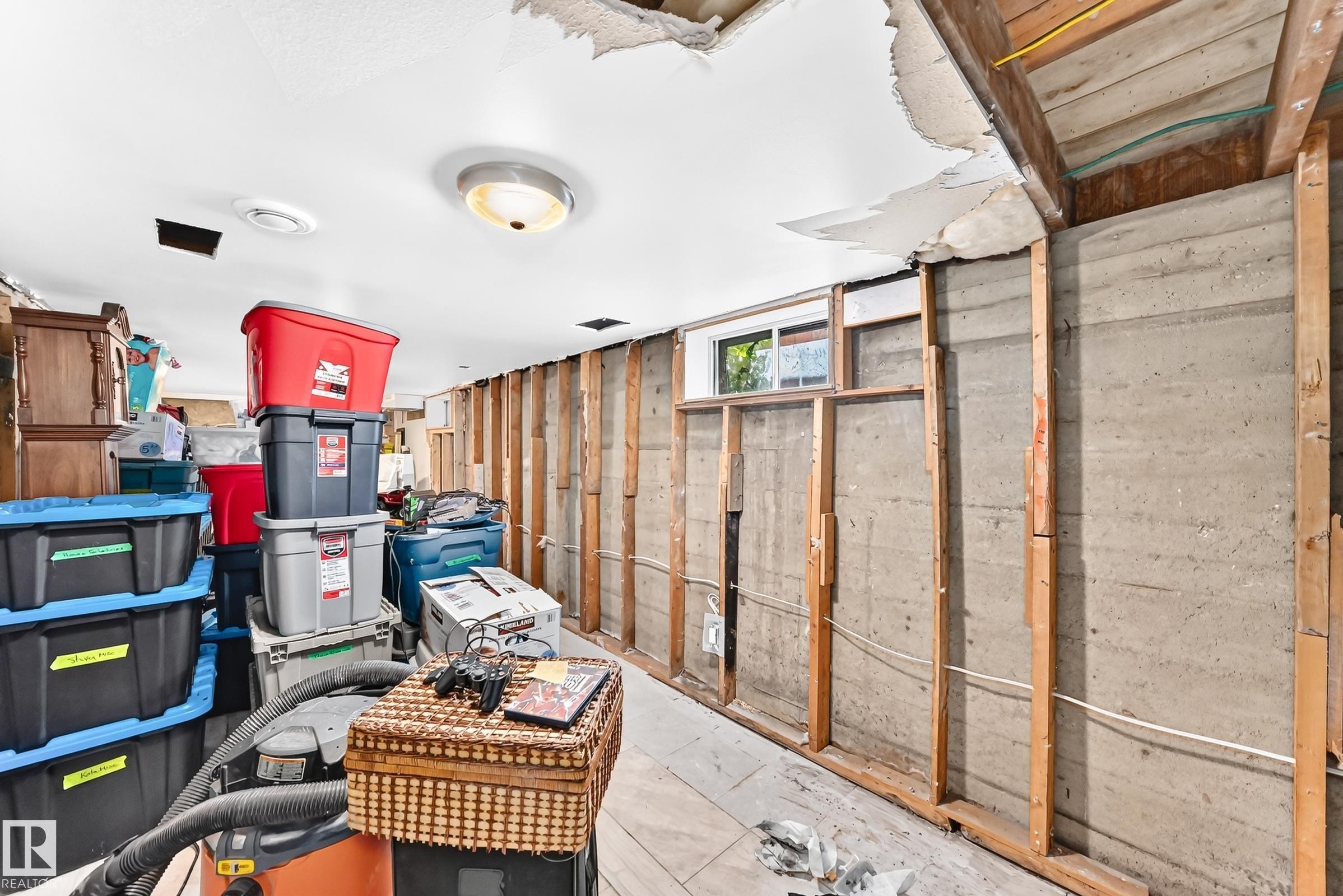 12253 94 Street Nw, Edmonton, AB - Indoor Photo Showing Other Room