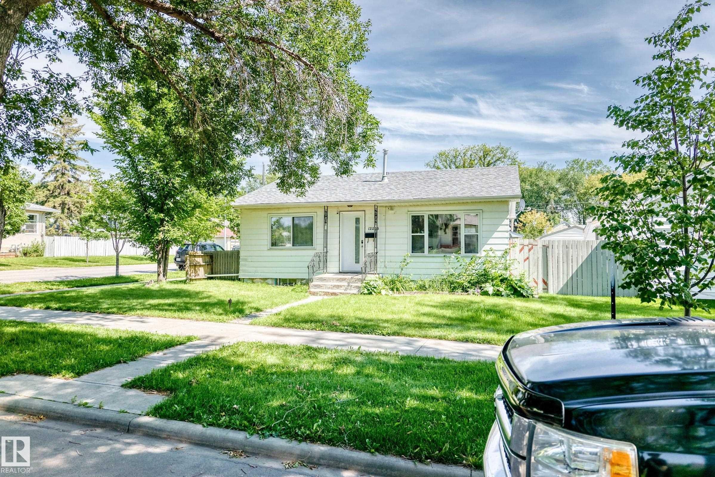 12253 94 Street Nw, Edmonton, AB - Outdoor