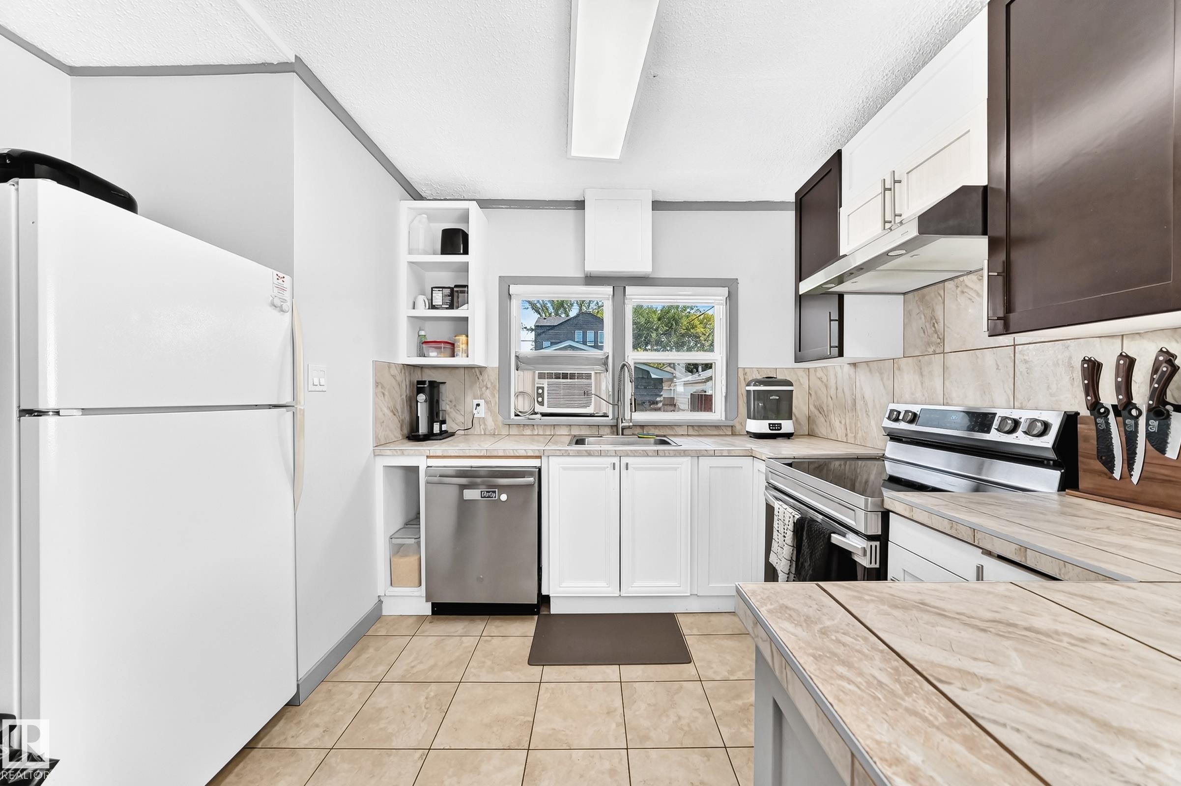 12253 94 Street Nw, Edmonton, AB - Indoor Photo Showing Kitchen