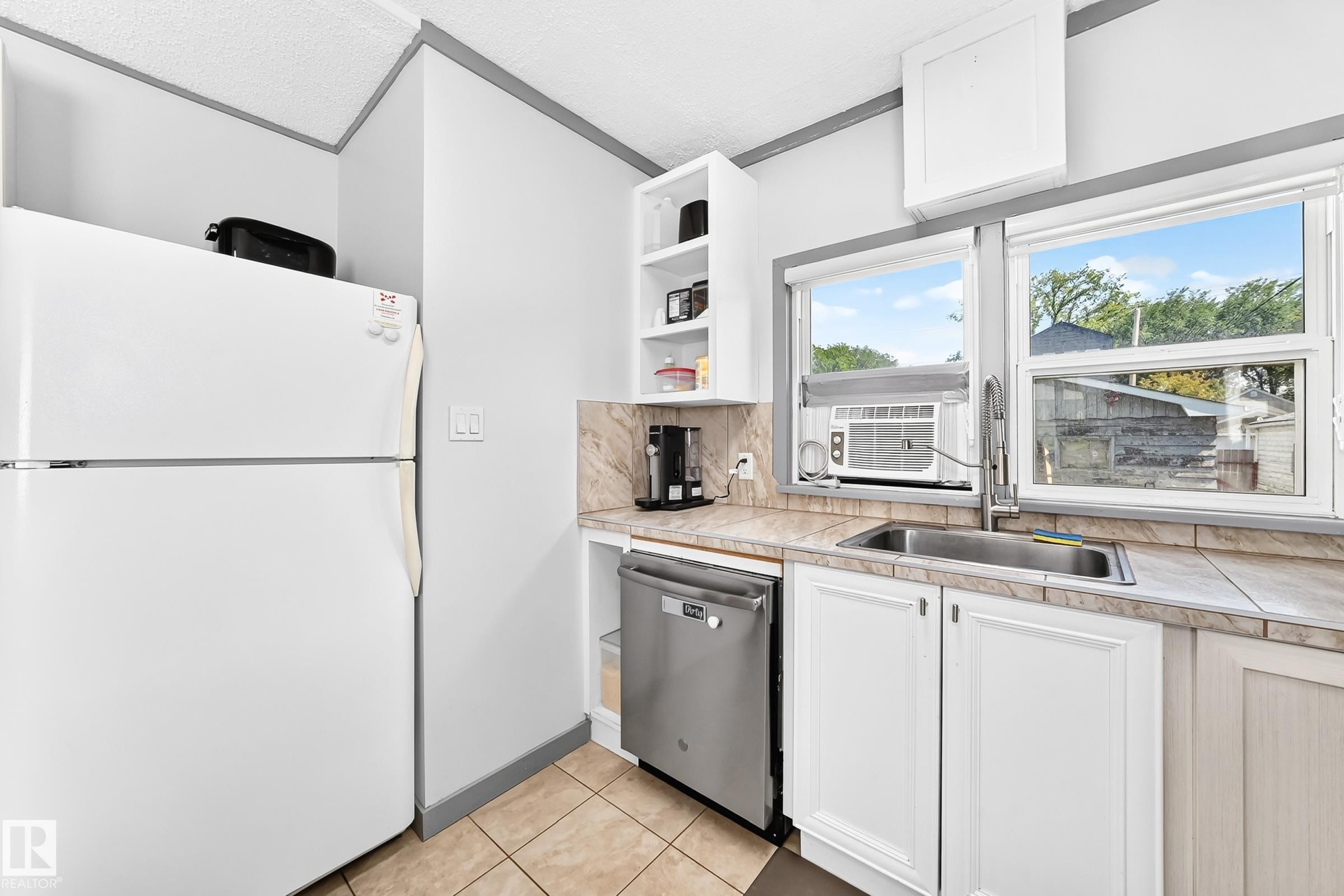 12253 94 Street Nw, Edmonton, AB - Indoor Photo Showing Kitchen