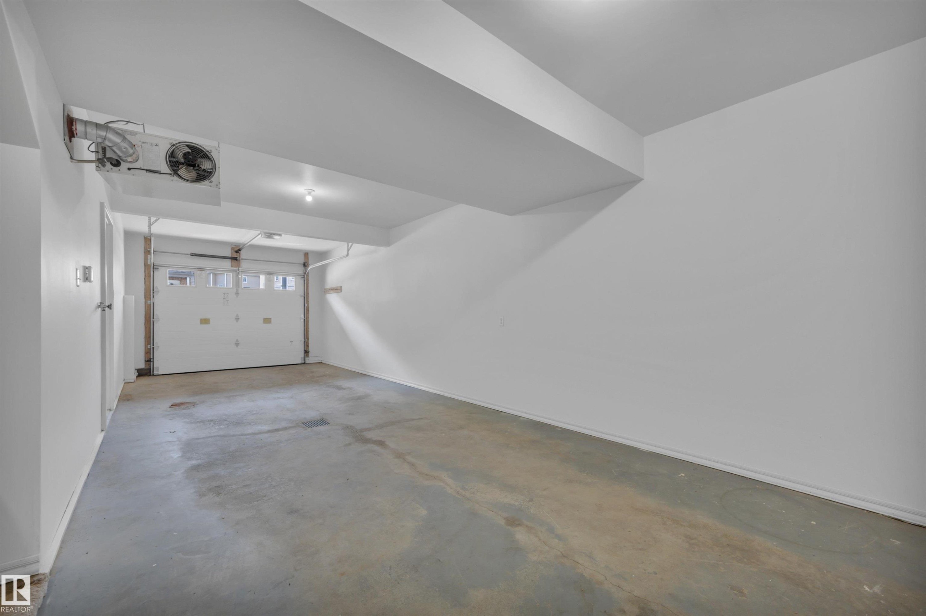 #23 5102 30 Av, Beaumont, AB - Indoor Photo Showing Garage