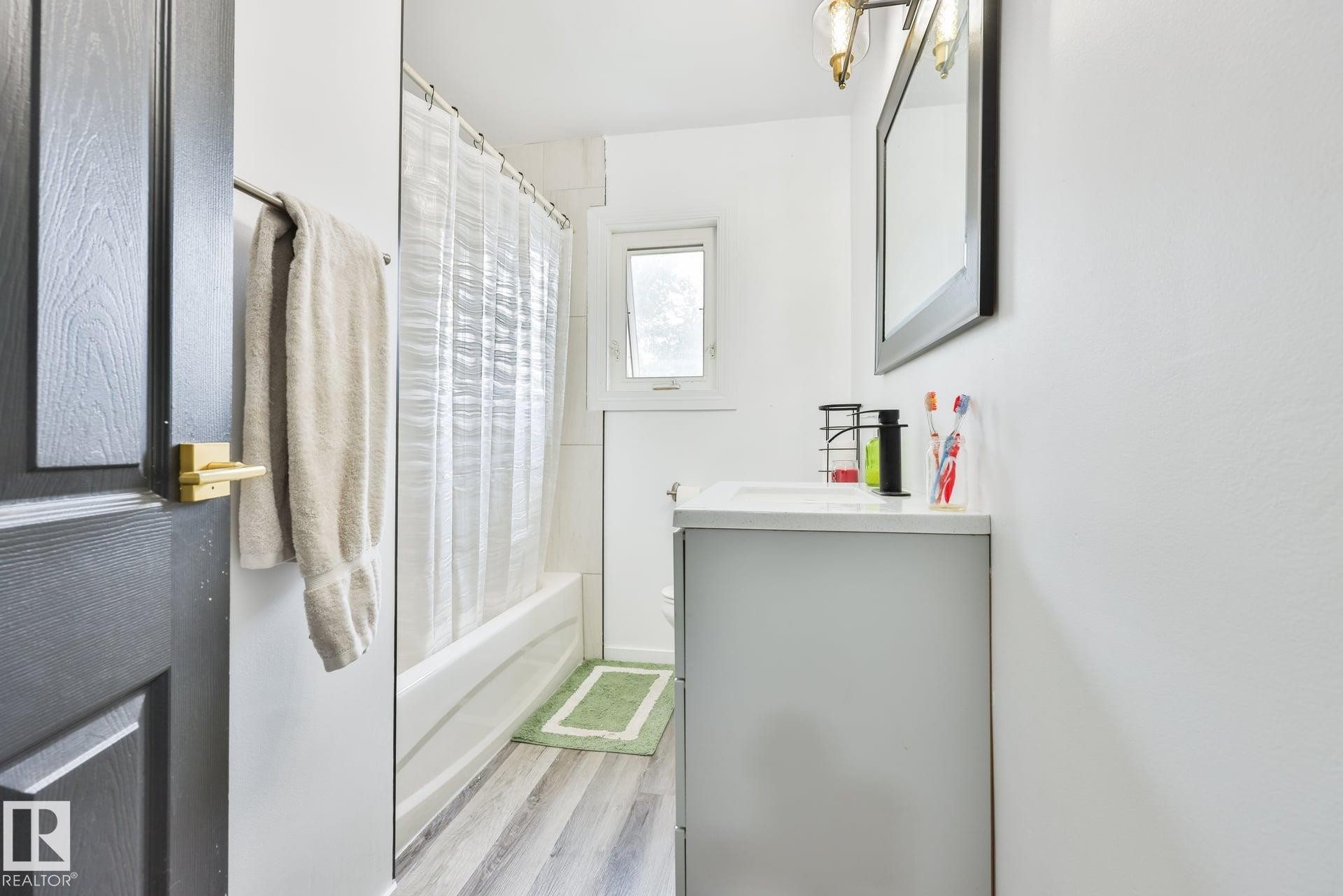 11404 127 Avenue Nw, Edmonton, AB - Indoor