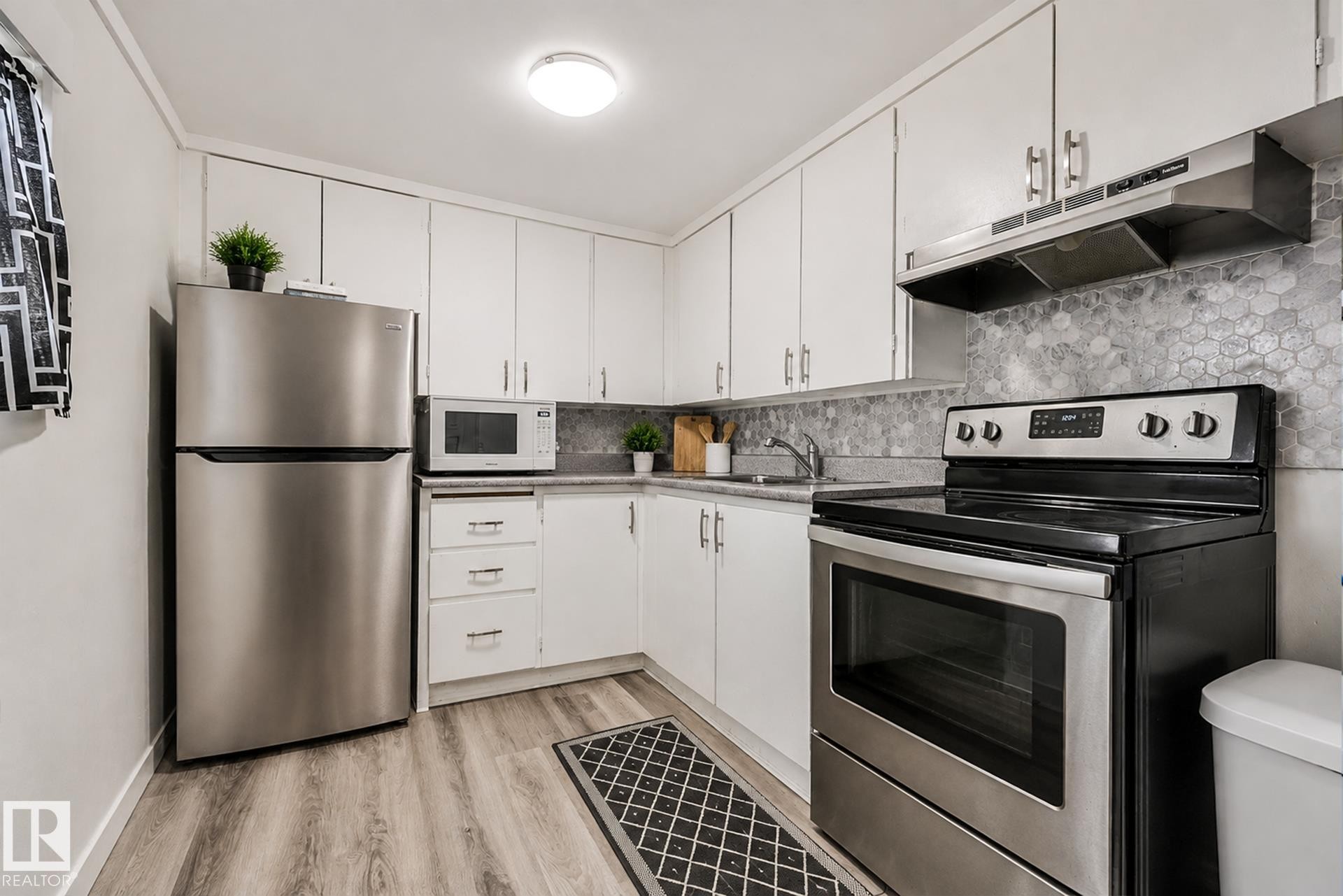 11404 127 Avenue Nw, Edmonton, AB - Indoor Photo Showing Kitchen
