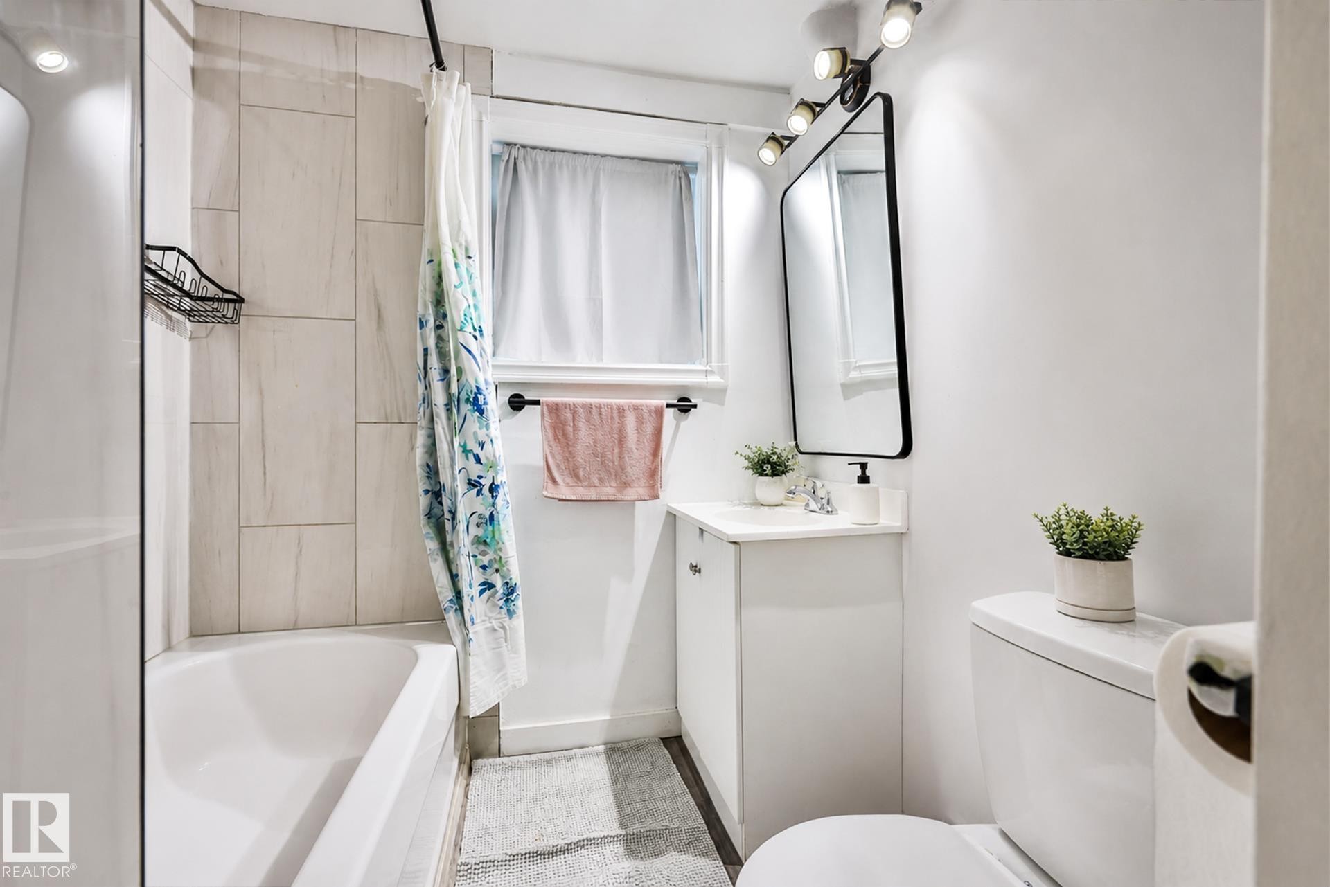 11404 127 Avenue Nw, Edmonton, AB - Indoor Photo Showing Bathroom