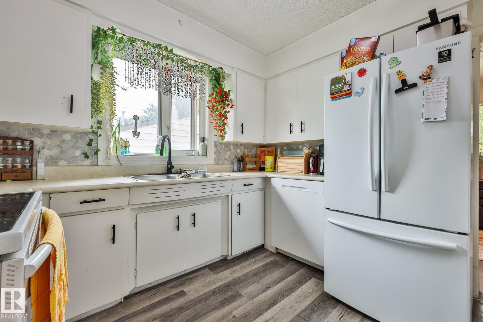 11404 127 Avenue Nw, Edmonton, AB - Indoor Photo Showing Kitchen With Double Sink