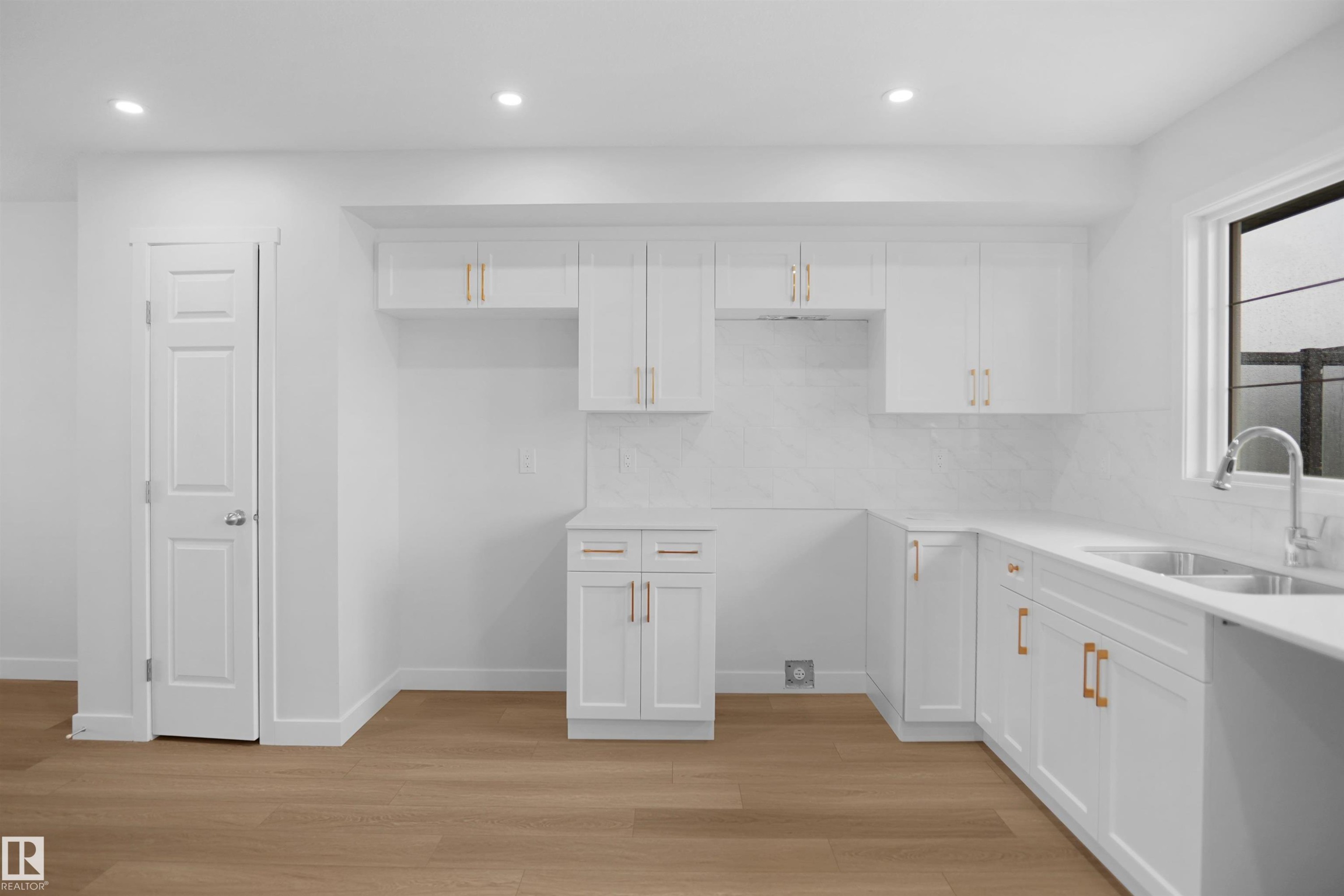 5139 River'S Edge Way Nw, Edmonton, AB - Indoor Photo Showing Kitchen With Double Sink