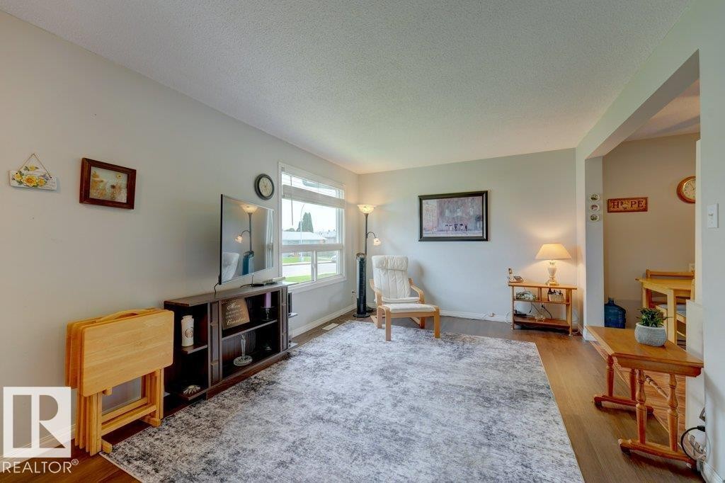 Bright living space featuring wood-finish flooring and a large window - 307 Northgate Terrace Nw, Edmonton, AB - Indoor