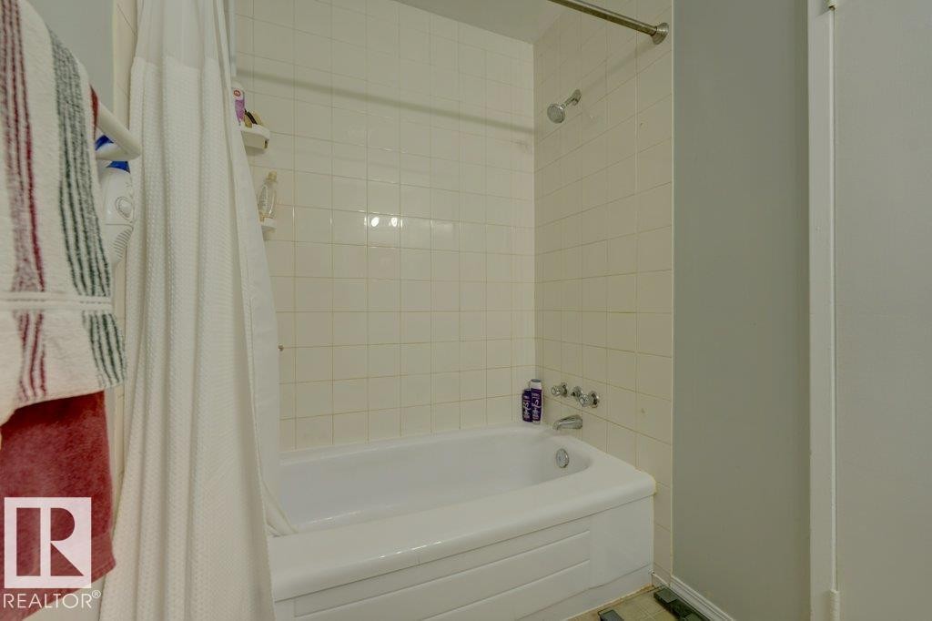 White subway tile tub surround - 307 Northgate Terrace Nw, Edmonton, AB - Indoor Photo Showing Bathroom