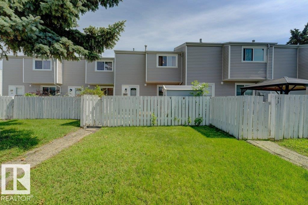 Fenced yard with a grassy lawn, paved pathway, and privacy fencing - 307 Northgate Terrace Nw, Edmonton, AB - Outdoor