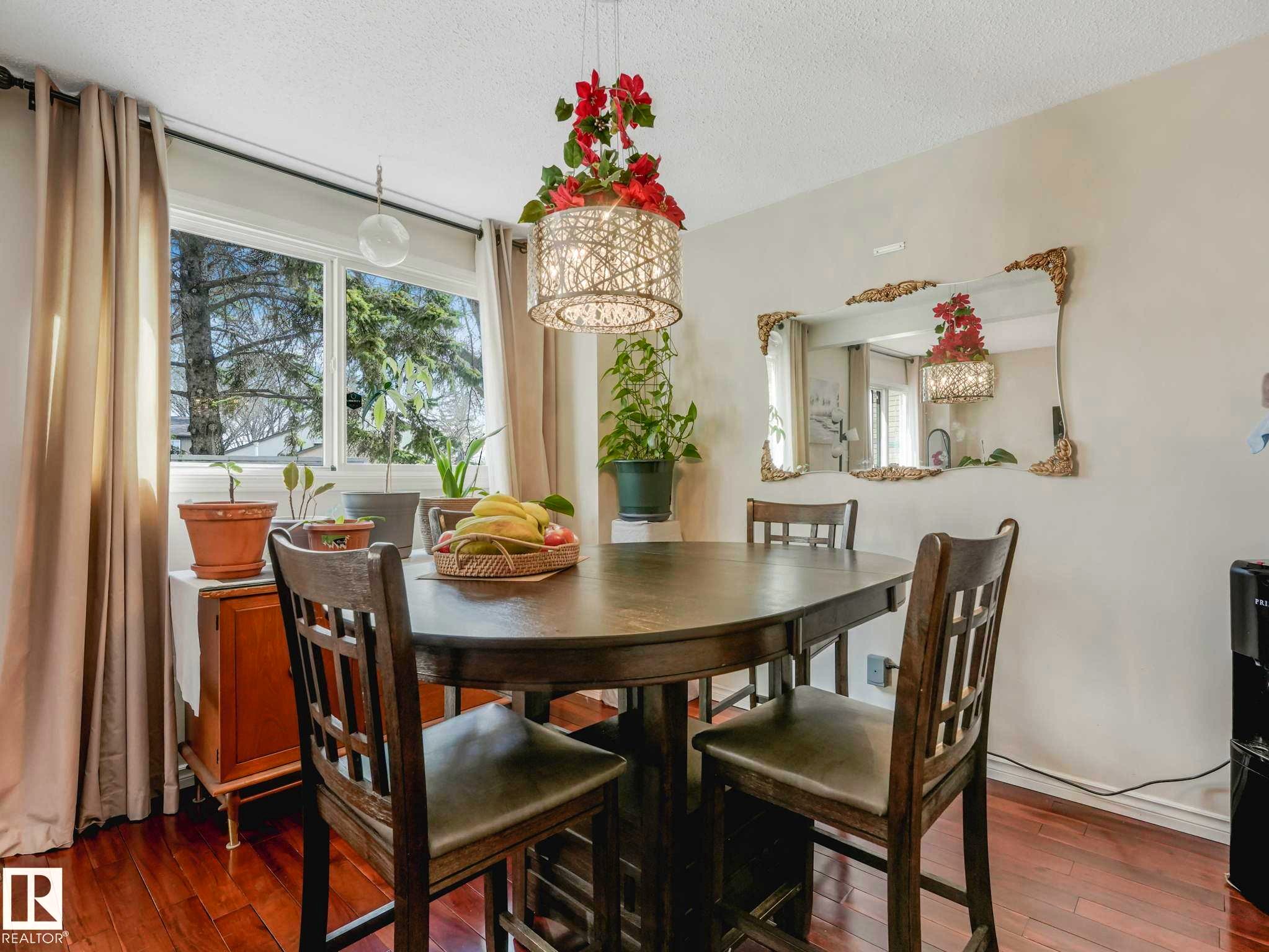 Image quality insufficient for description - 13405 40 St Nw, Edmonton, AB - Indoor Photo Showing Dining Room
