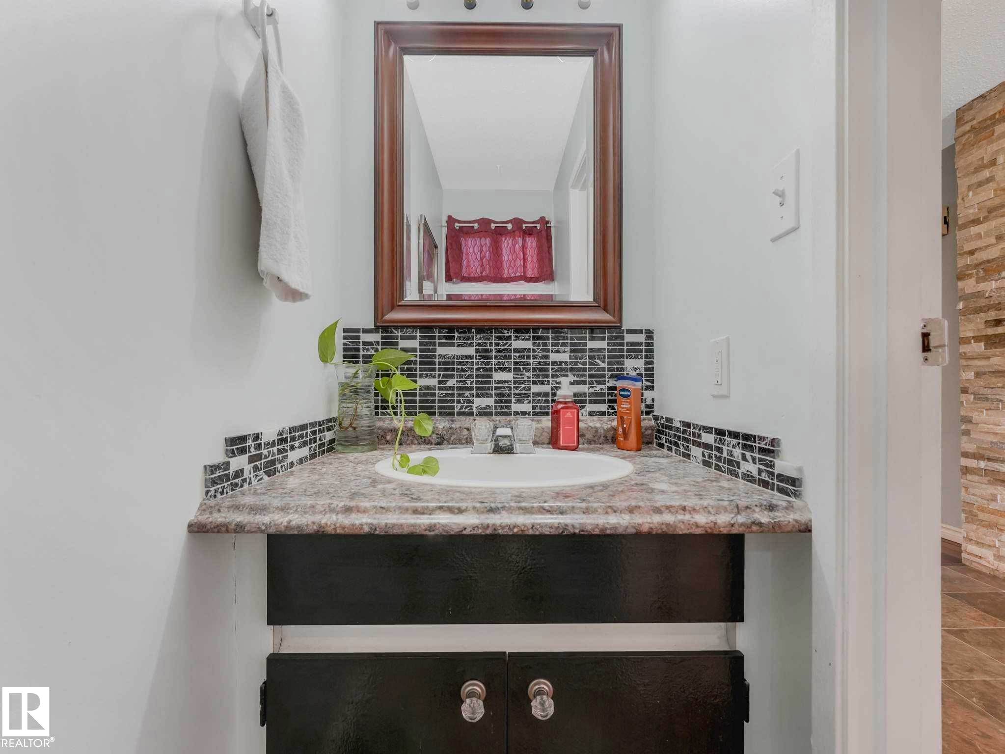 Image quality insufficient for description - 13405 40 St Nw, Edmonton, AB - Indoor Photo Showing Bathroom