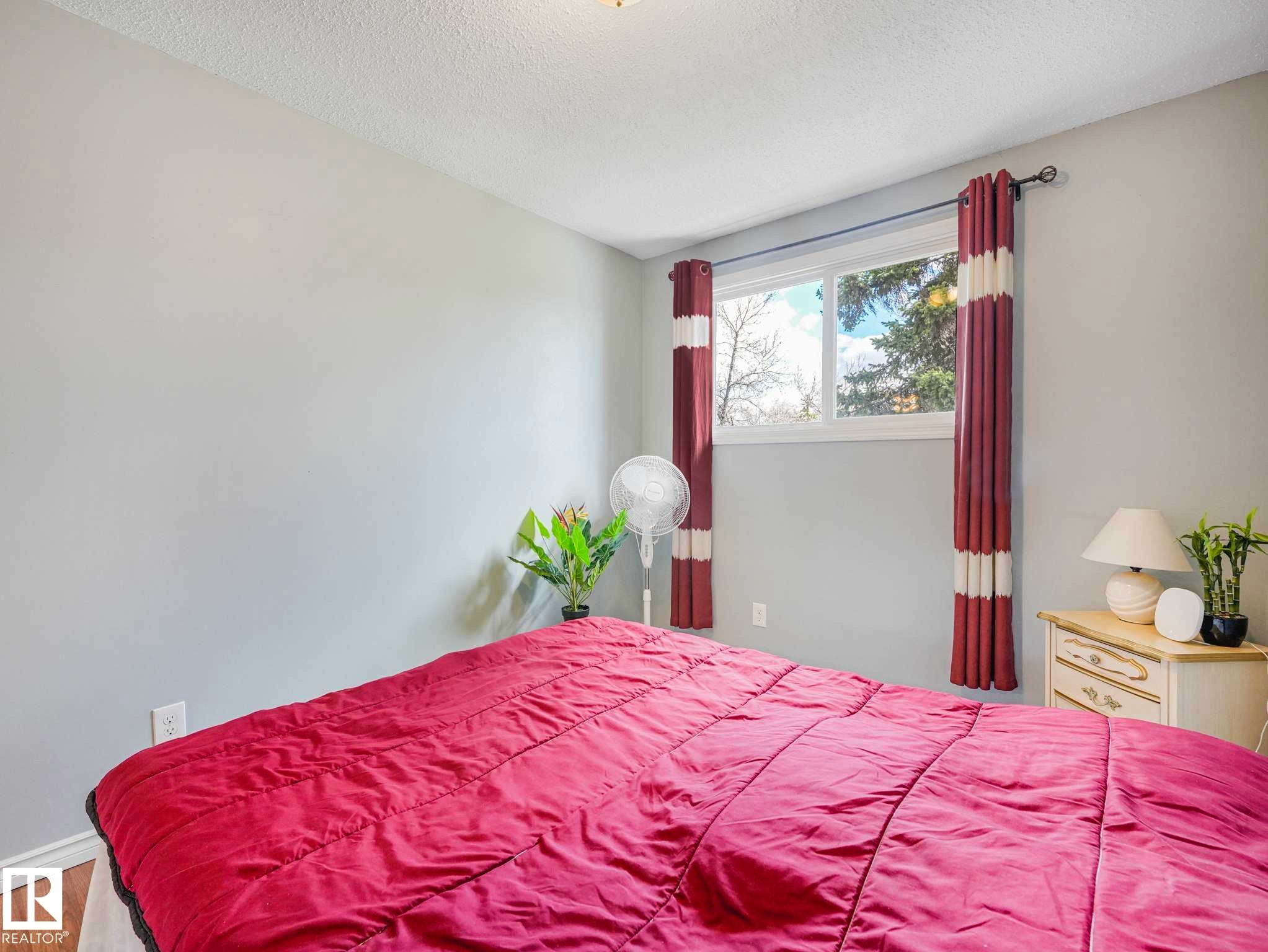 Image quality insufficient for description - 13405 40 St Nw, Edmonton, AB - Indoor Photo Showing Bedroom
