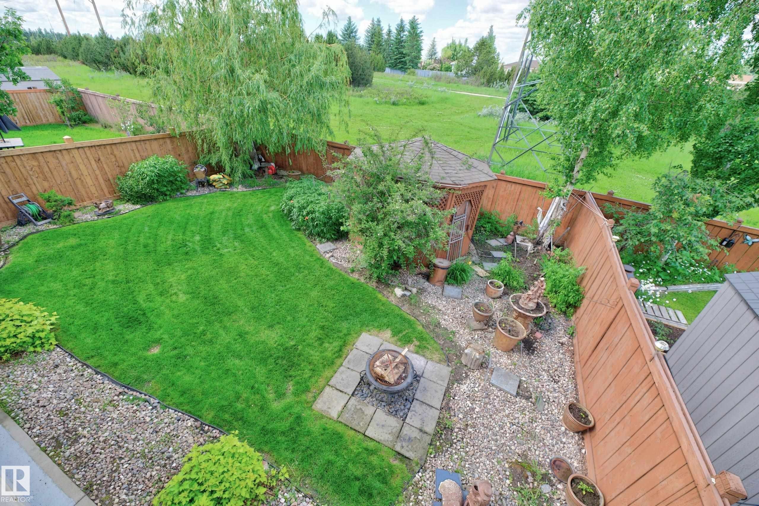 979 Hollingsworth Bend Nw, Edmonton, AB - Outdoor With Backyard