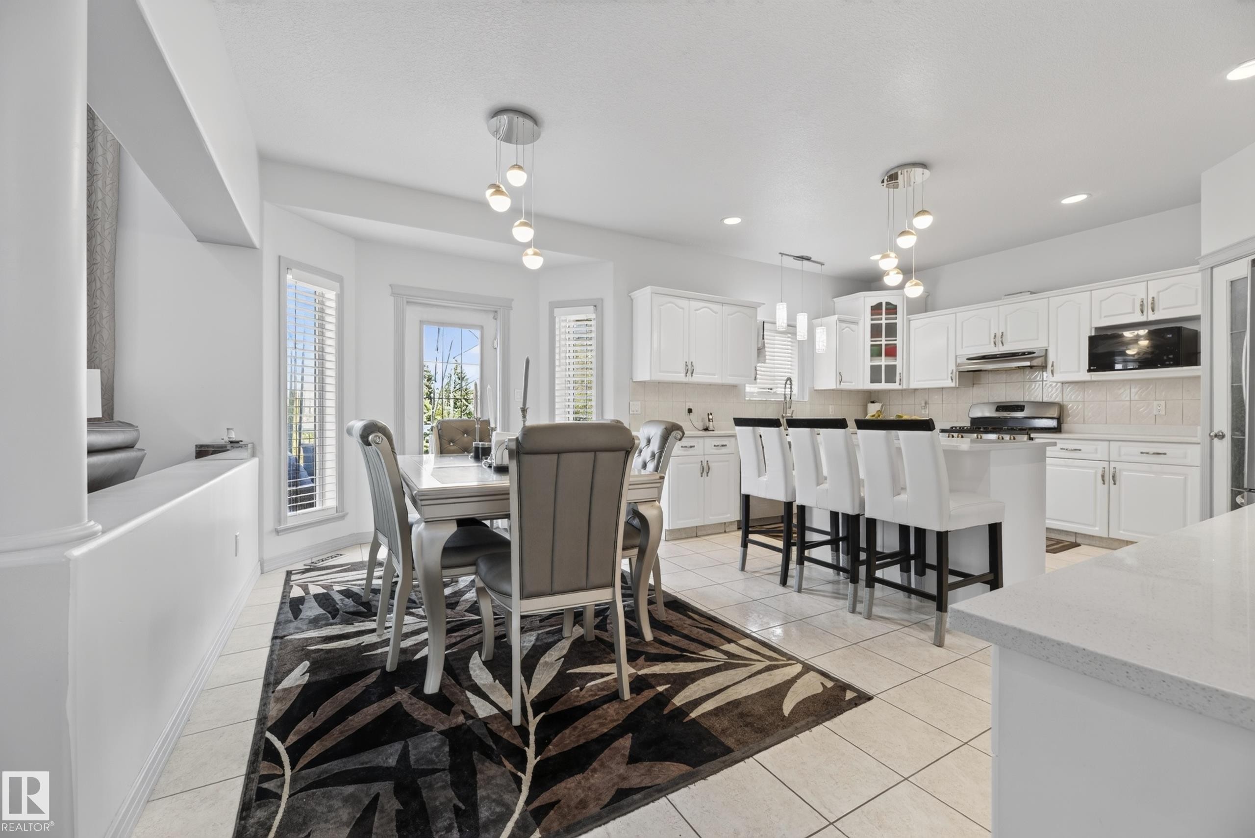 979 Hollingsworth Bend Nw, Edmonton, AB - Indoor