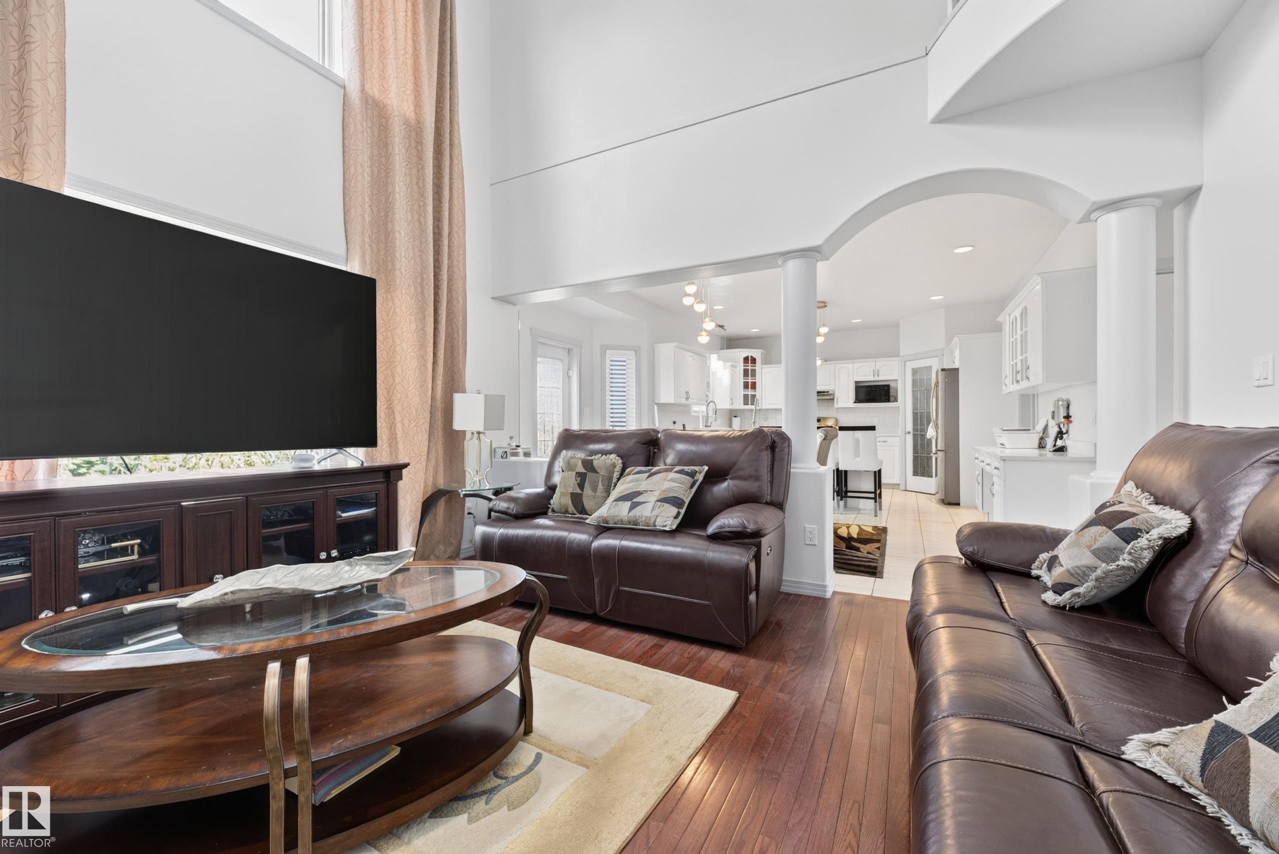 979 Hollingsworth Bend Nw, Edmonton, AB - Indoor Photo Showing Living Room