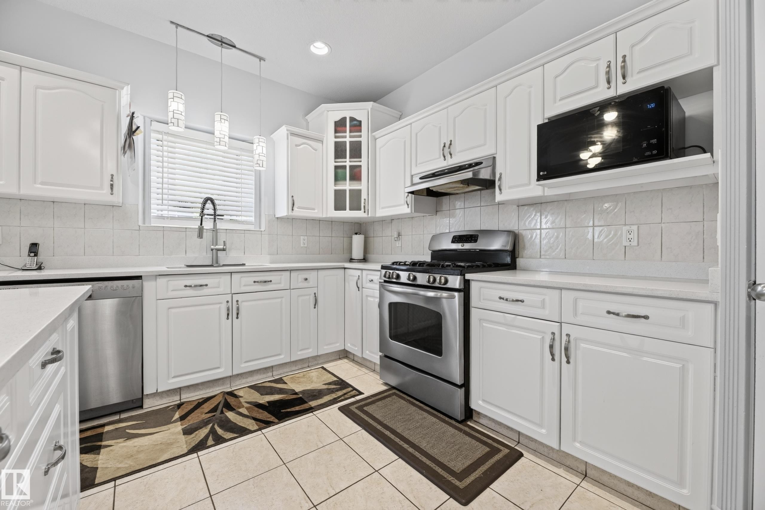979 Hollingsworth Bend Nw, Edmonton, AB - Indoor Photo Showing Kitchen