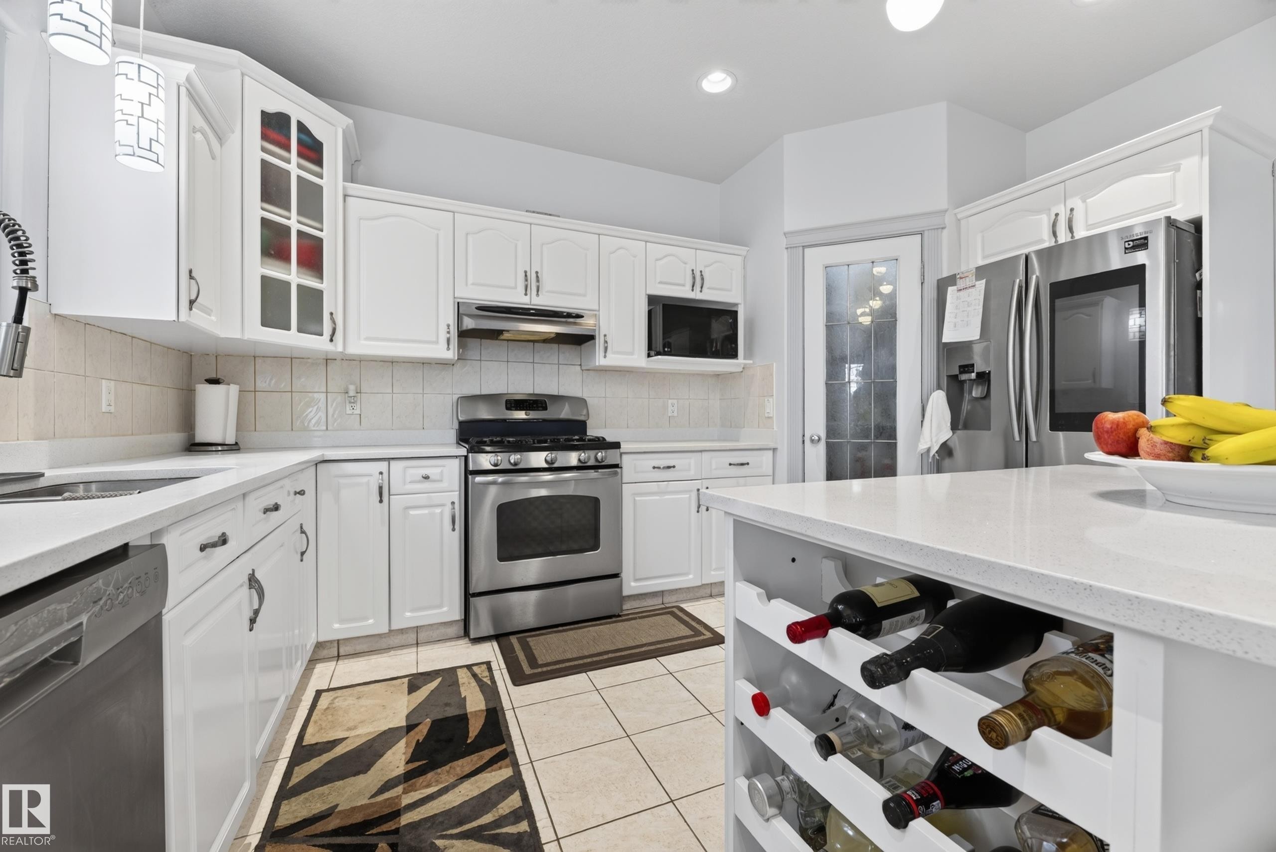 979 Hollingsworth Bend Nw, Edmonton, AB - Indoor Photo Showing Kitchen With Double Sink