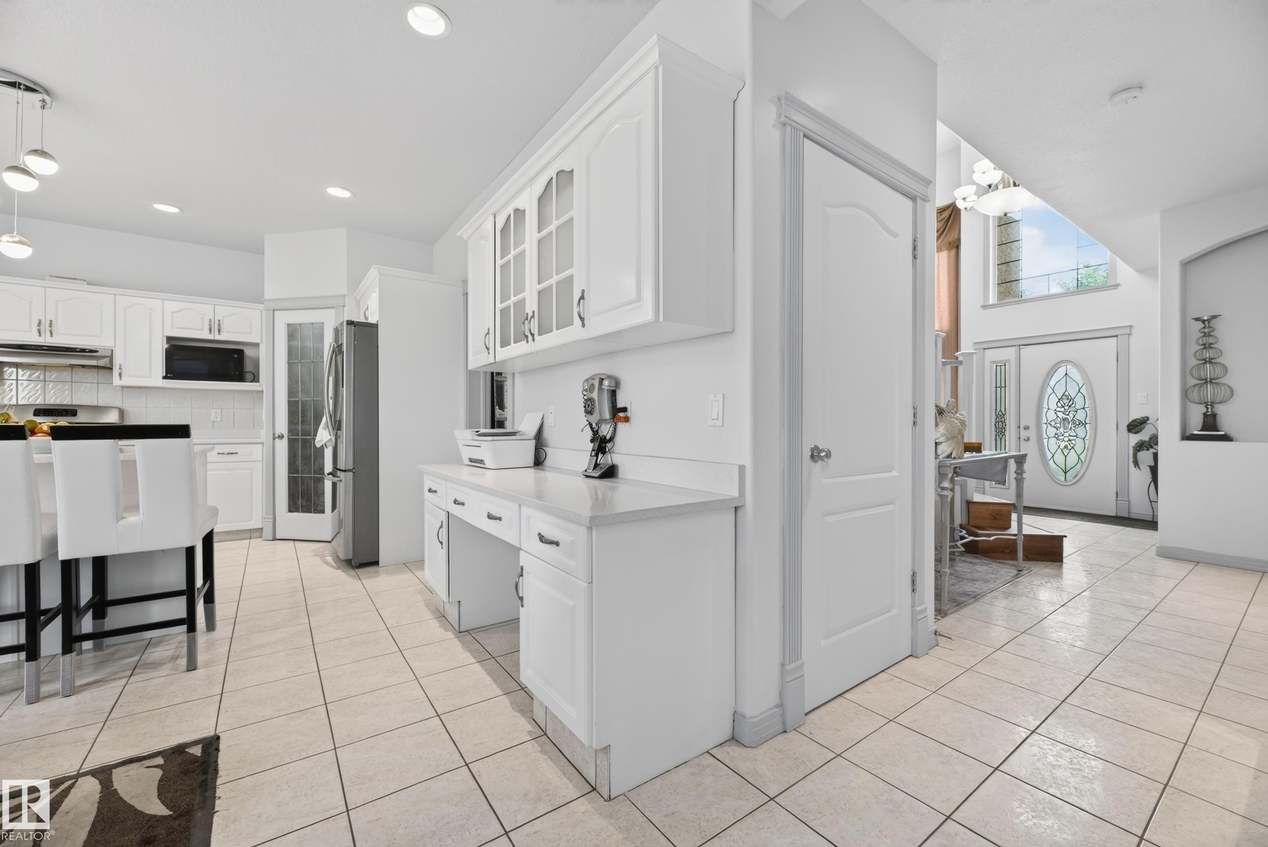 979 Hollingsworth Bend Nw, Edmonton, AB - Indoor Photo Showing Kitchen
