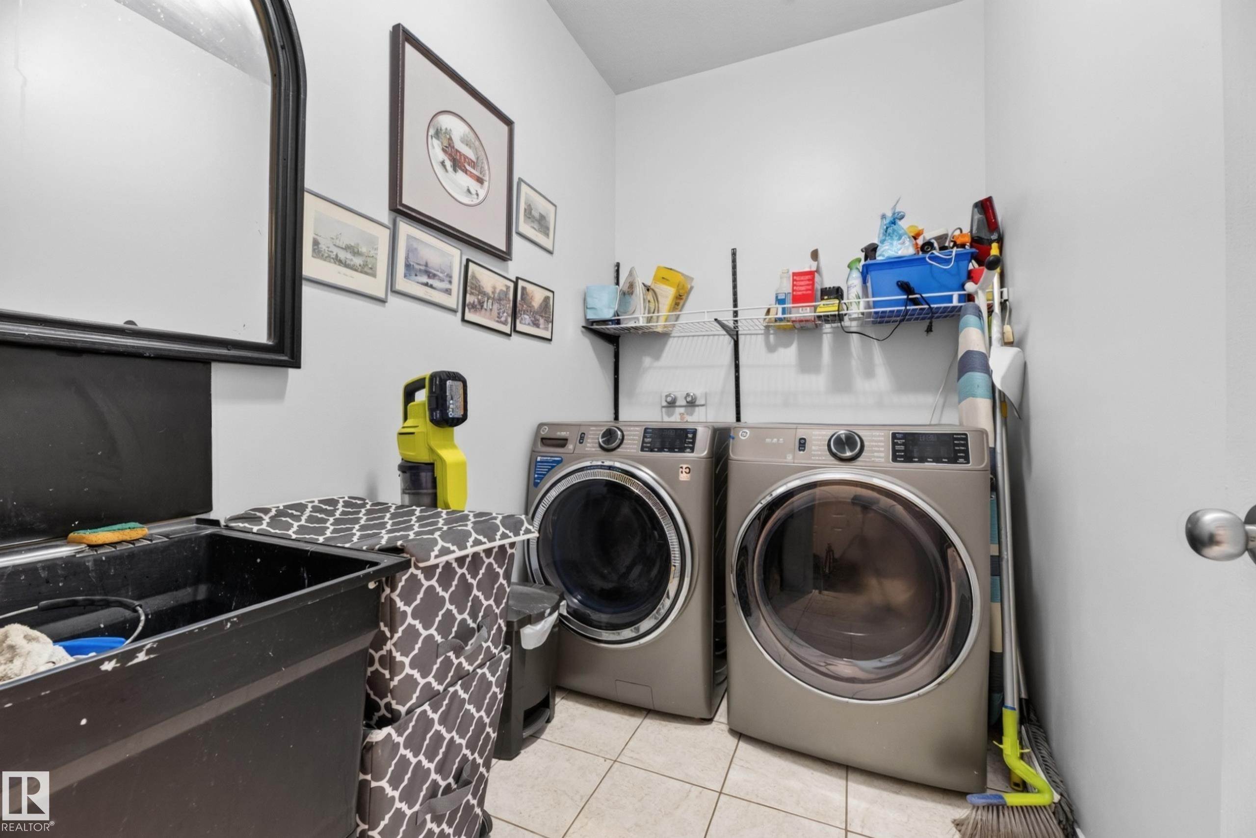 979 Hollingsworth Bend Nw, Edmonton, AB - Indoor Photo Showing Laundry Room