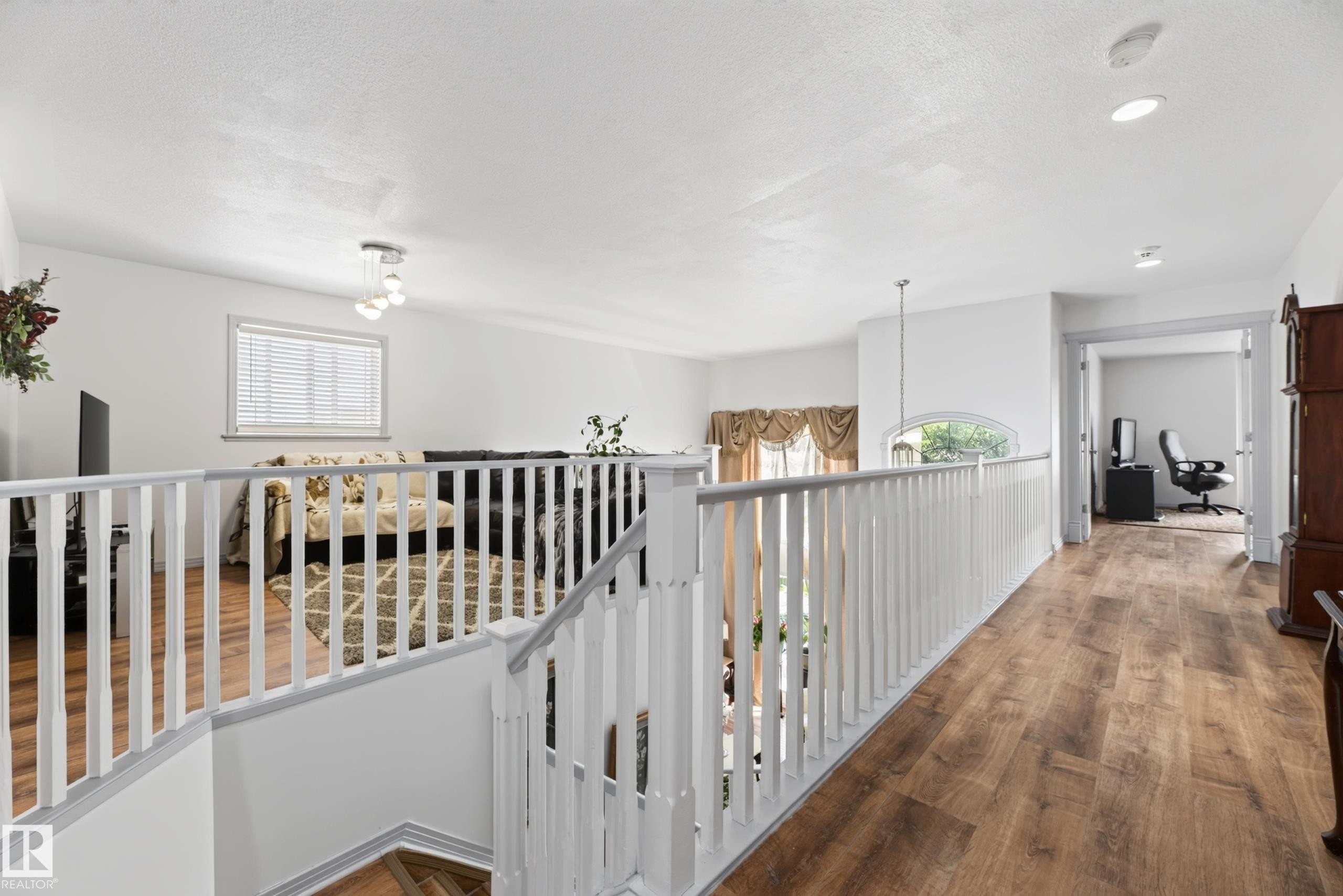 979 Hollingsworth Bend Nw, Edmonton, AB - Indoor Photo Showing Other Room