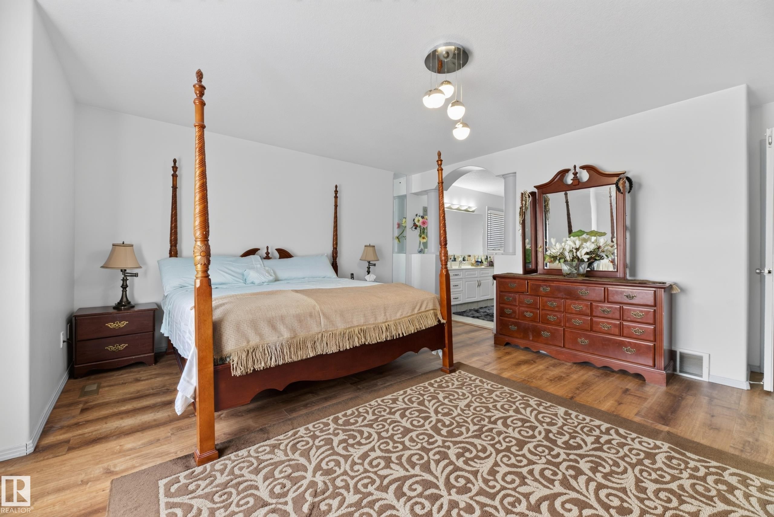979 Hollingsworth Bend Nw, Edmonton, AB - Indoor Photo Showing Bedroom