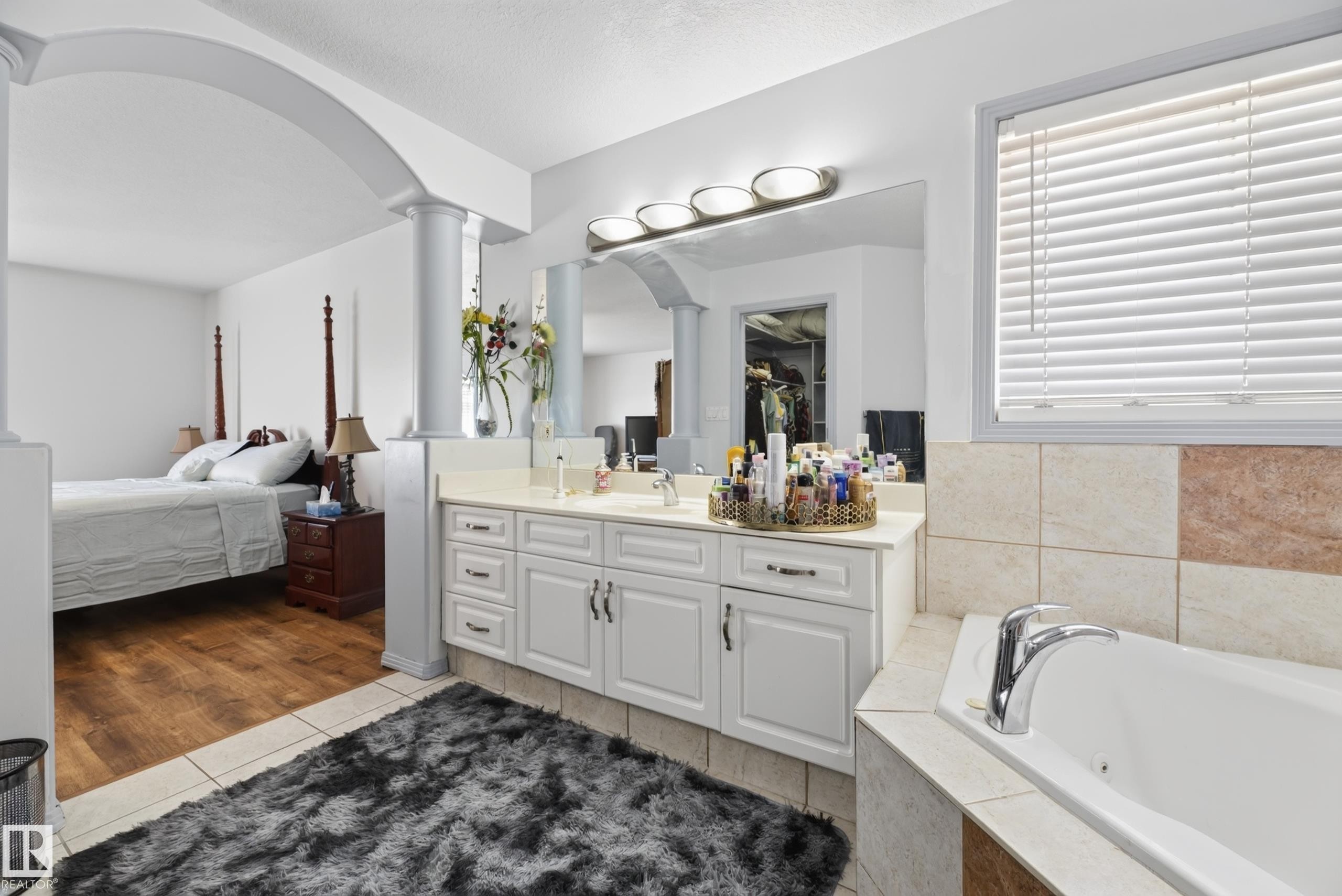 979 Hollingsworth Bend Nw, Edmonton, AB - Indoor Photo Showing Bathroom