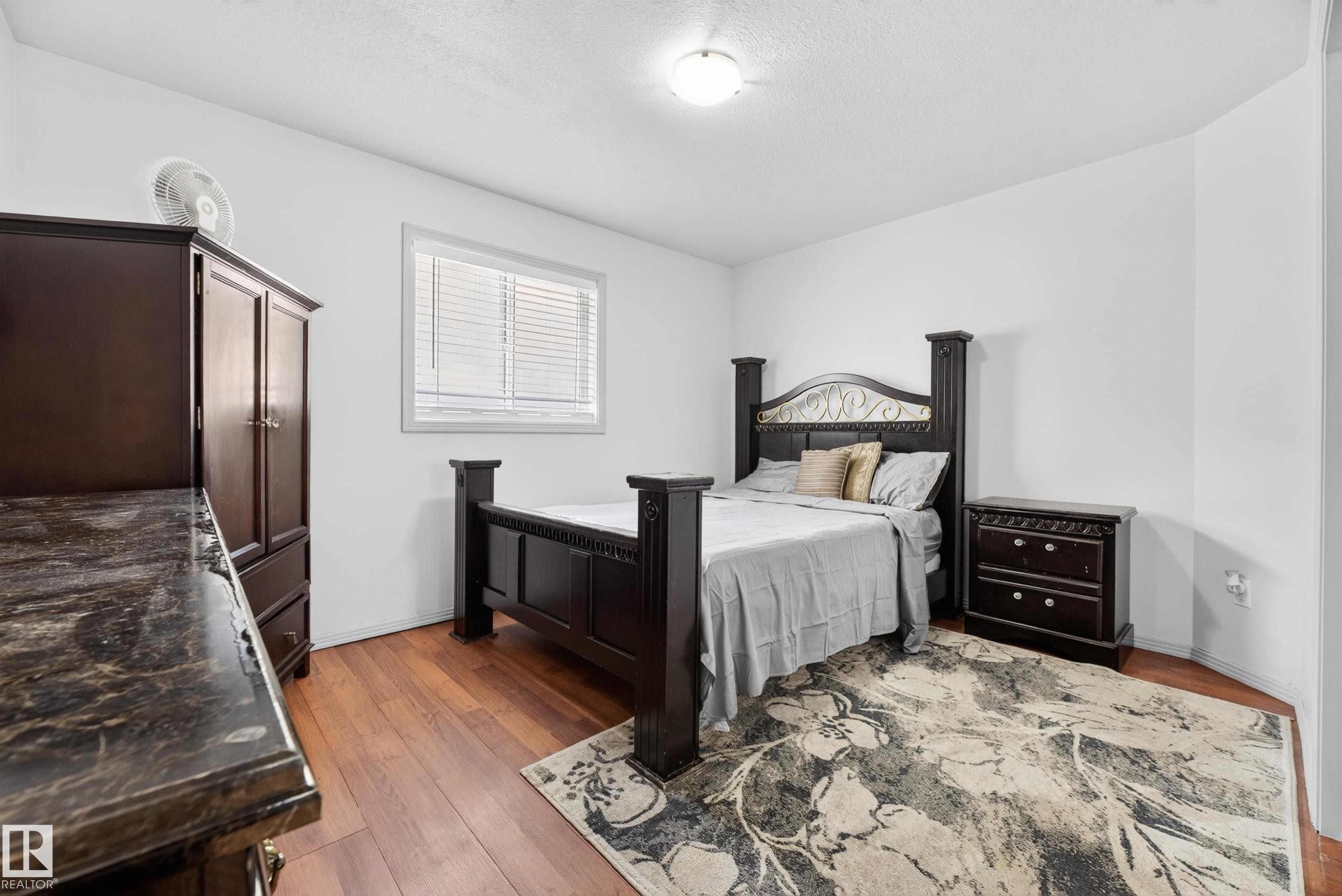 979 Hollingsworth Bend Nw, Edmonton, AB - Indoor Photo Showing Bedroom