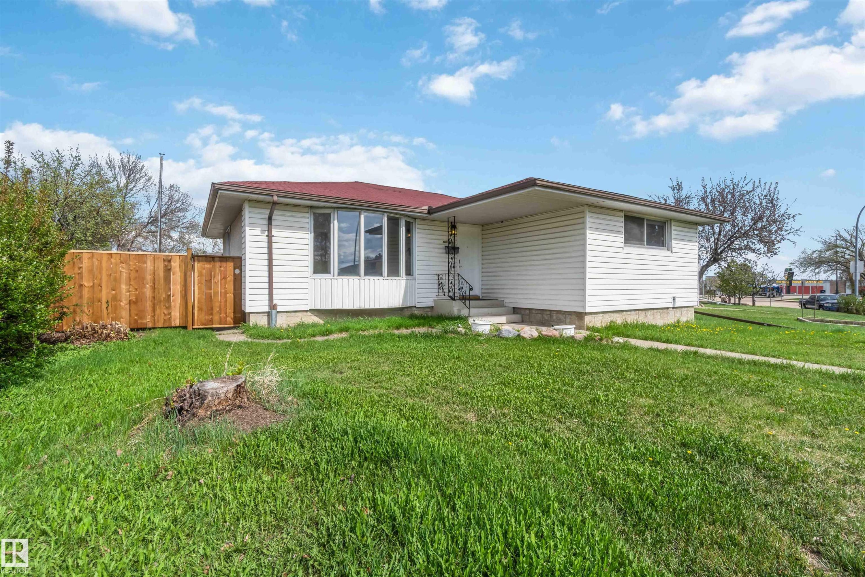 13303 58 Street Nw, Edmonton, AB - Outdoor