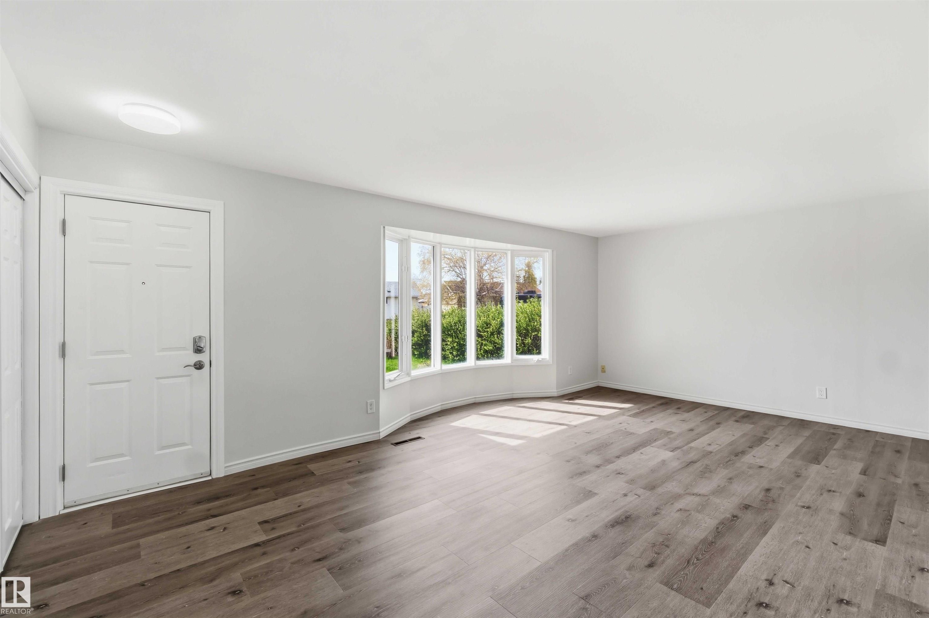 13303 58 Street Nw, Edmonton, AB - Indoor Photo Showing Other Room