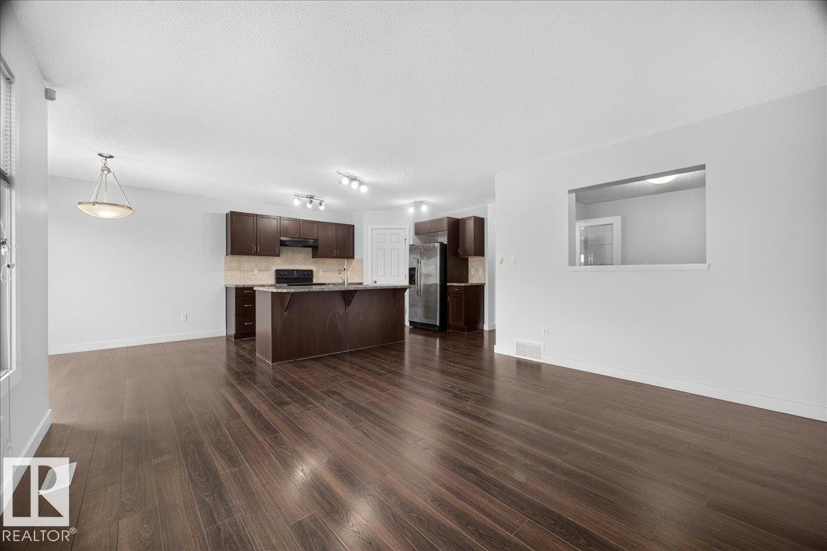 3017 Harvey Crescent Nw, Edmonton, AB - Indoor Photo Showing Kitchen