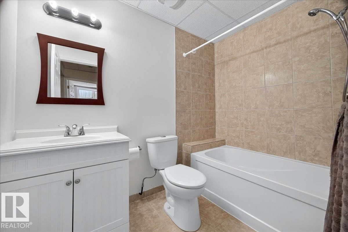3017 Harvey Crescent Nw, Edmonton, AB - Indoor Photo Showing Bathroom