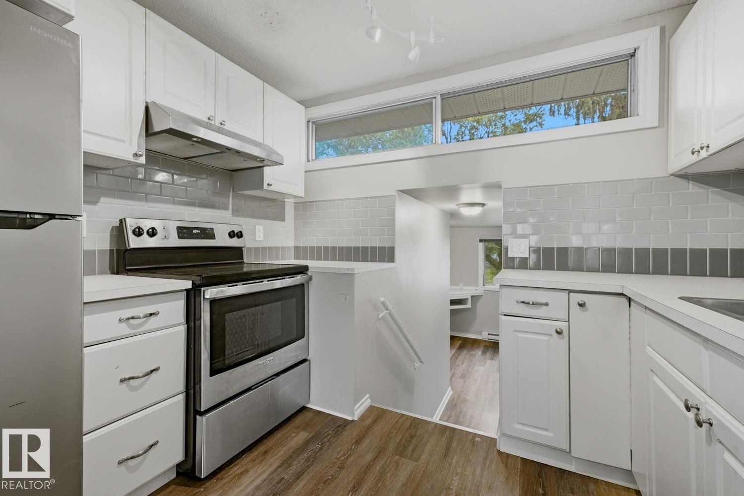 9712 162 St Nw, Edmonton, AB - Indoor Photo Showing Kitchen