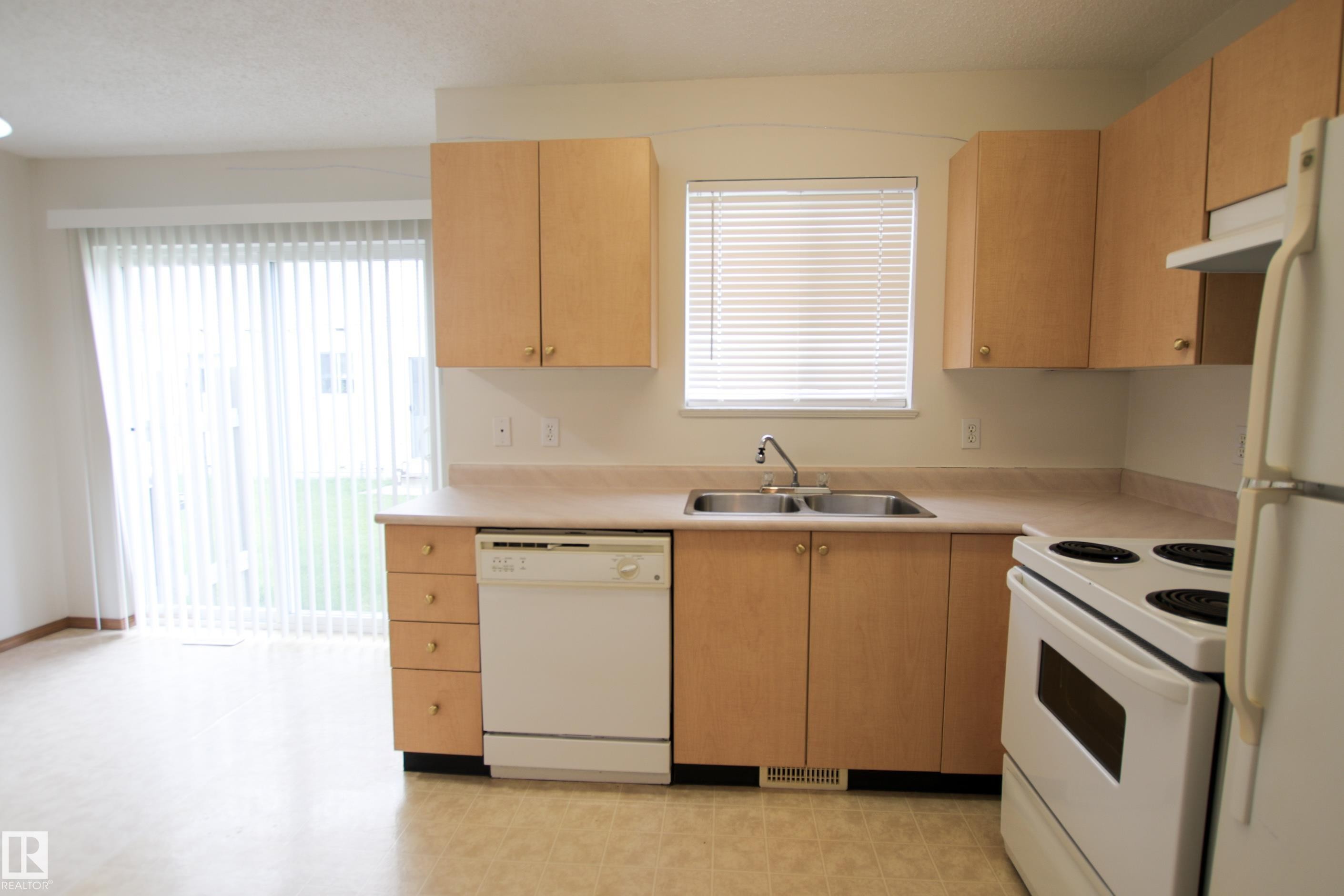 #408 610 King St, Spruce Grove, AB - Indoor Photo Showing Kitchen With Double Sink