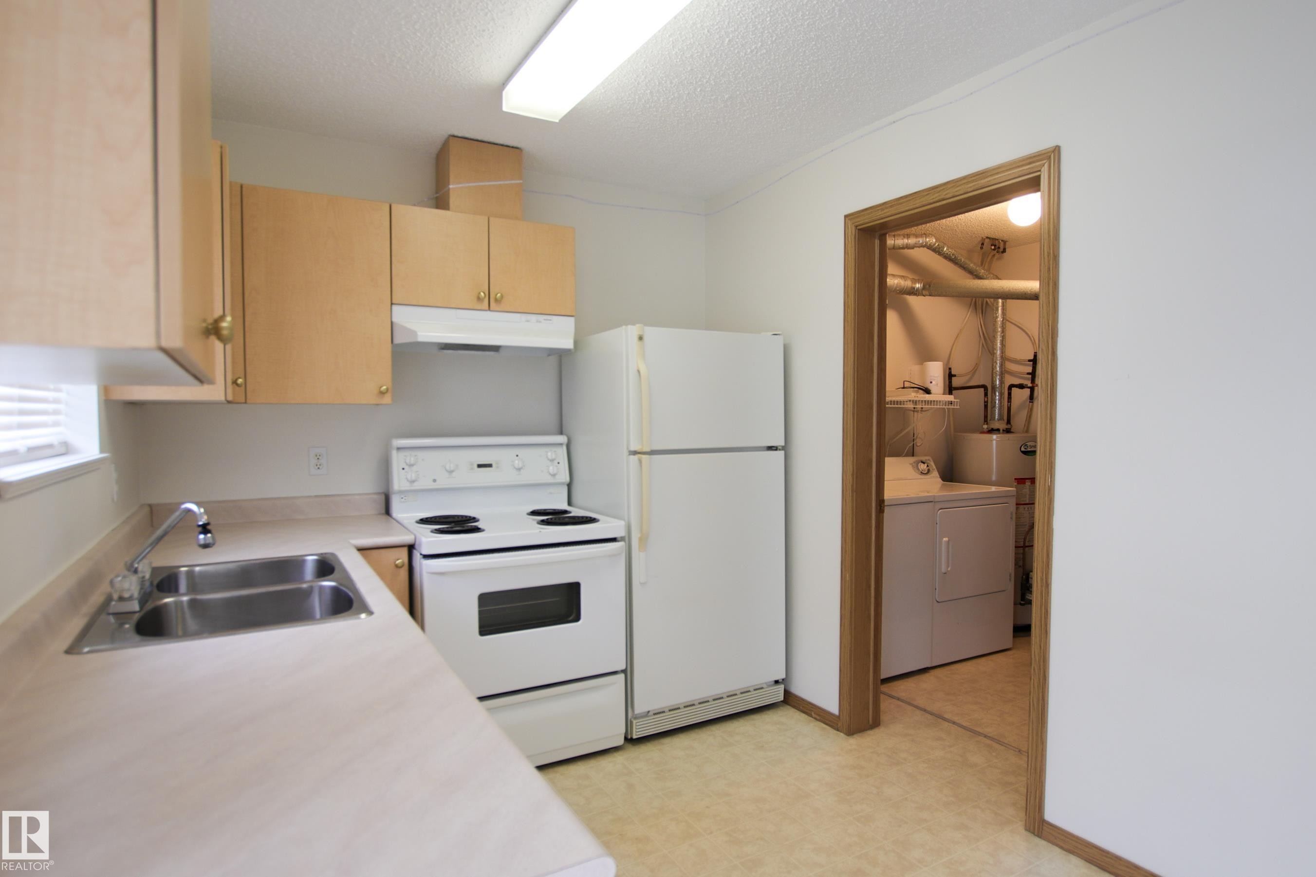 #408 610 King St, Spruce Grove, AB - Indoor Photo Showing Kitchen With Double Sink