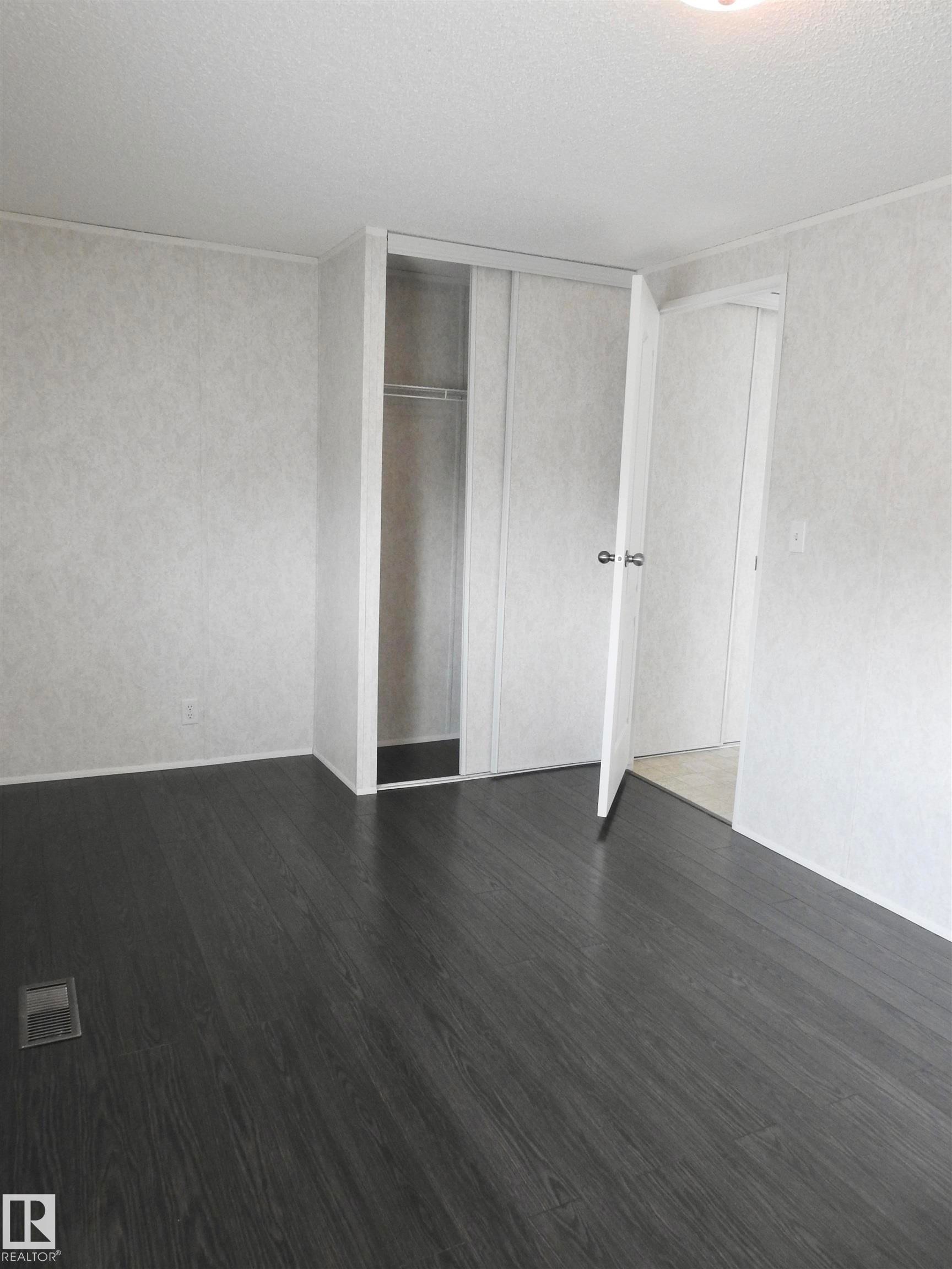 218 Oak Wood Drive Northwest, Edmonton, AB - Indoor Photo Showing Other Room
