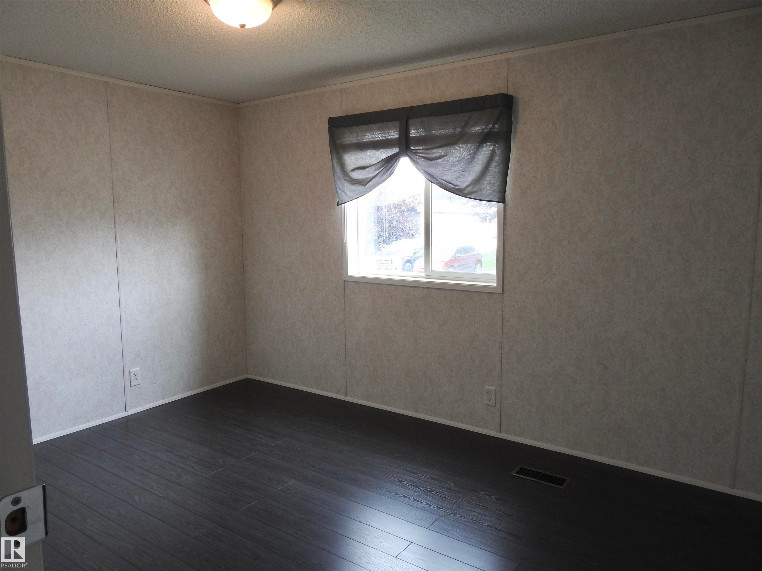 218 Oak Wood Drive Northwest, Edmonton, AB - Indoor Photo Showing Other Room