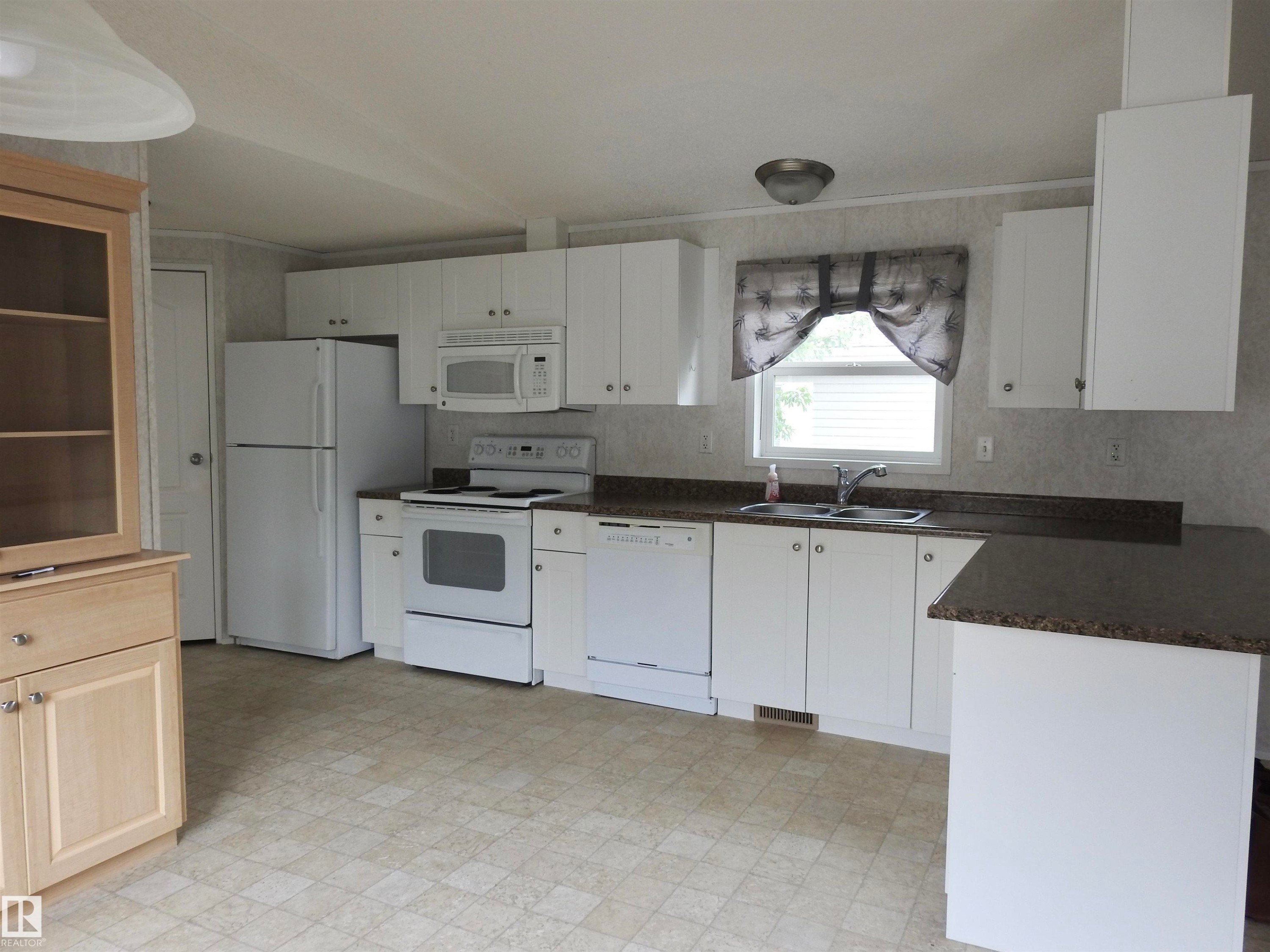 218 Oak Wood Drive Northwest, Edmonton, AB - Indoor Photo Showing Kitchen With Double Sink