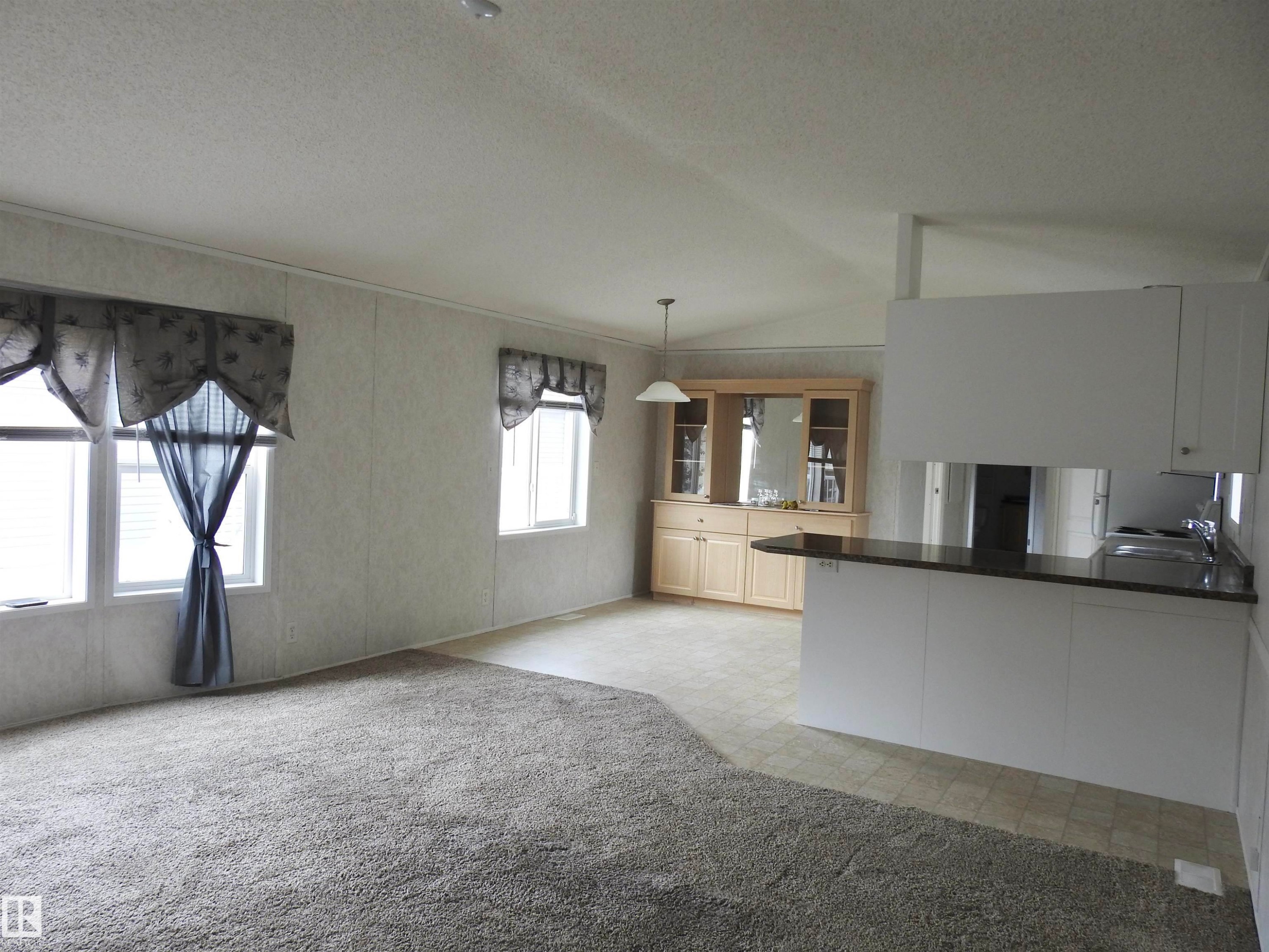 218 Oak Wood Drive Northwest, Edmonton, AB - Indoor Photo Showing Kitchen
