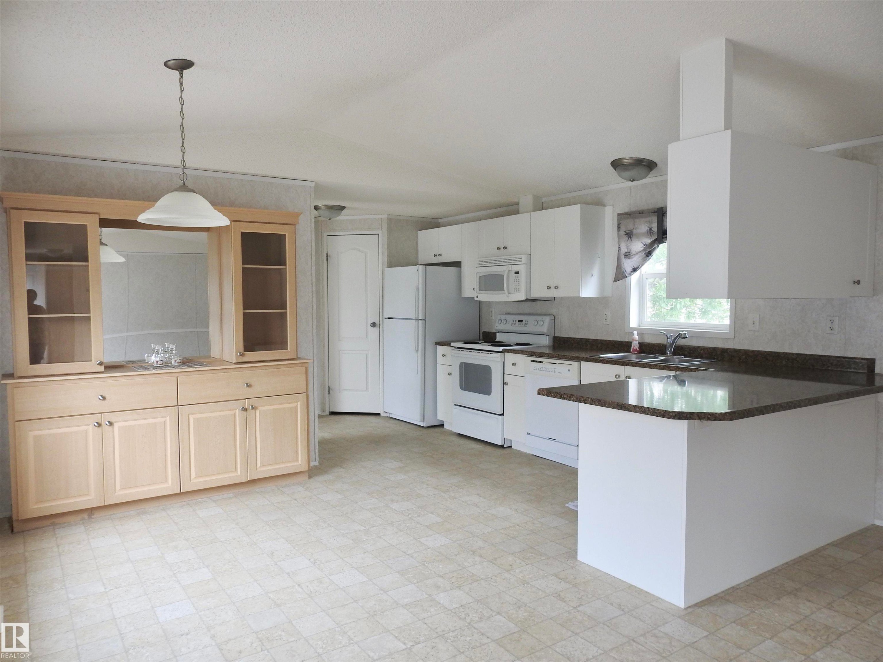 218 Oak Wood Drive Northwest, Edmonton, AB - Indoor Photo Showing Kitchen