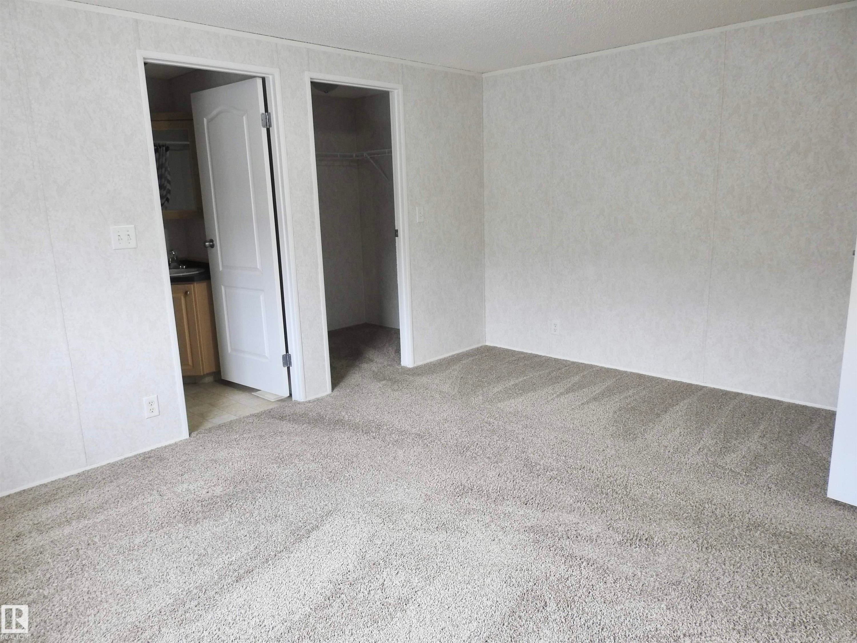 218 Oak Wood Drive Northwest, Edmonton, AB - Indoor Photo Showing Other Room