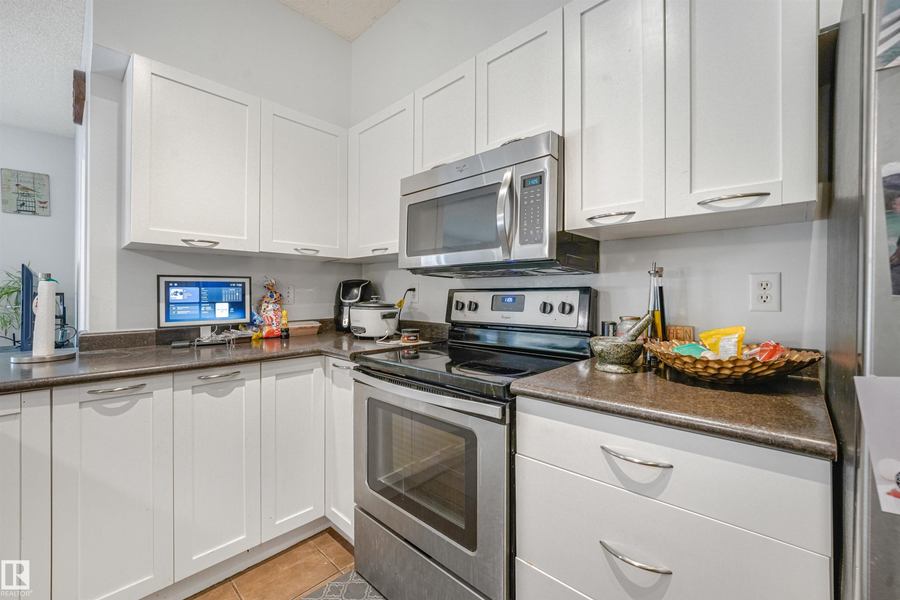#2-208 4245 139 Av Nw, Edmonton, AB - Indoor Photo Showing Kitchen